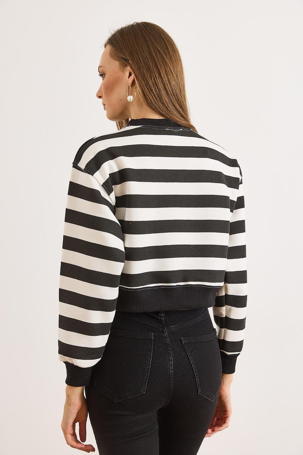 Çizgili Şardonlu Crop Sweatshirt Siyah Beyaz