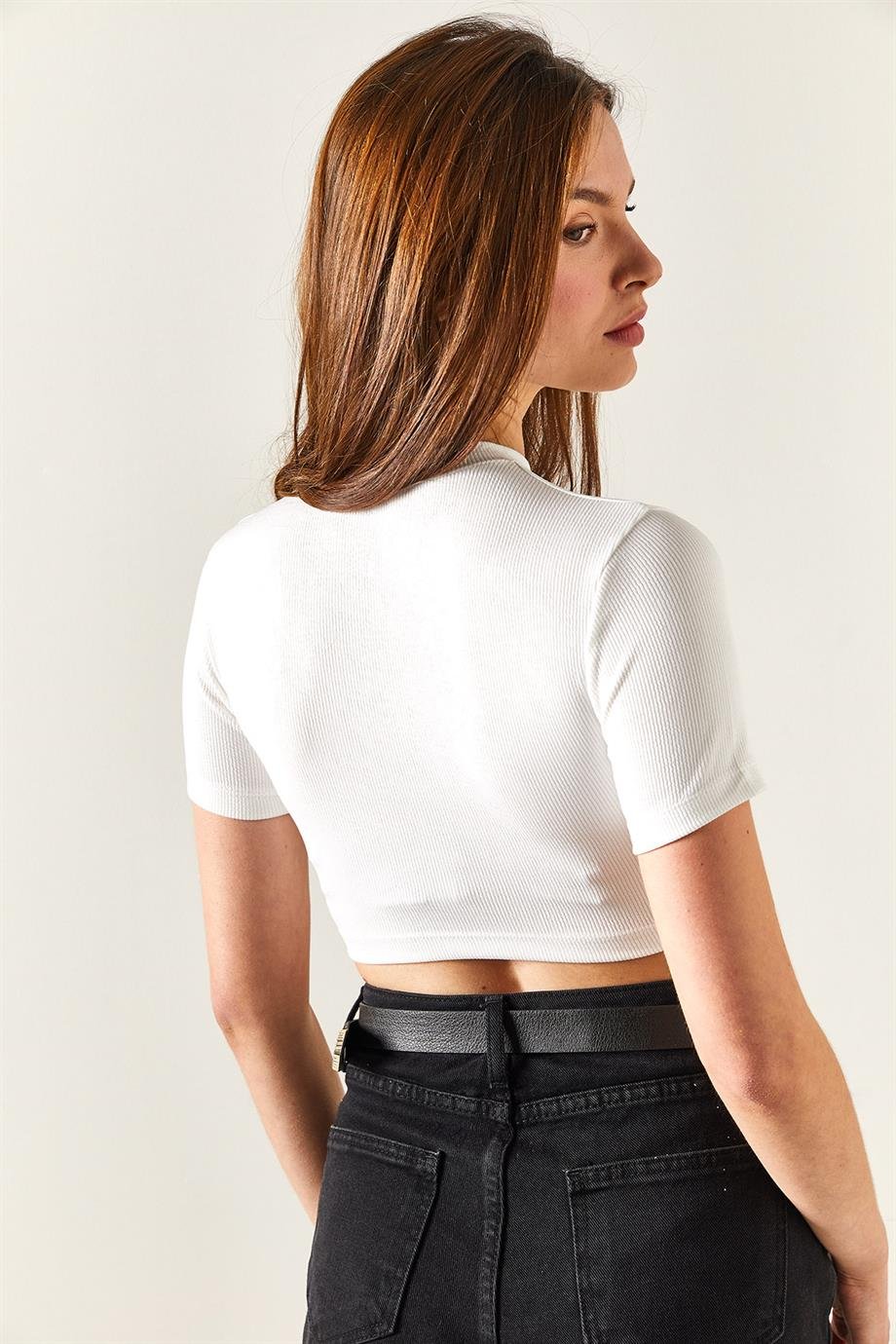 Cut Out Detaylı Aksesuarlı Crop Likralı Ekru