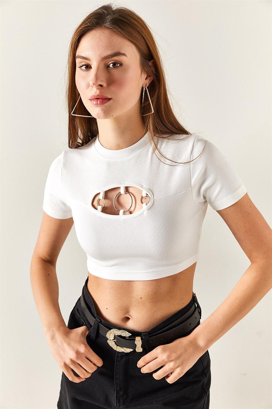 Cut Out Detaylı Aksesuarlı Crop Likralı Ekru