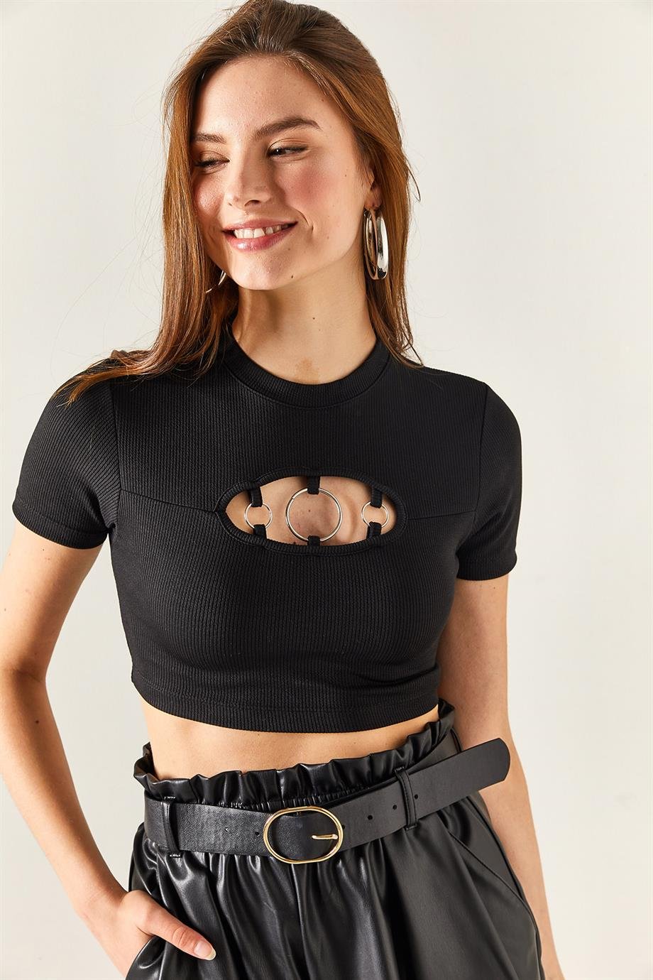 Cut Out Detaylı Aksesuarlı Crop Likralı Siyah