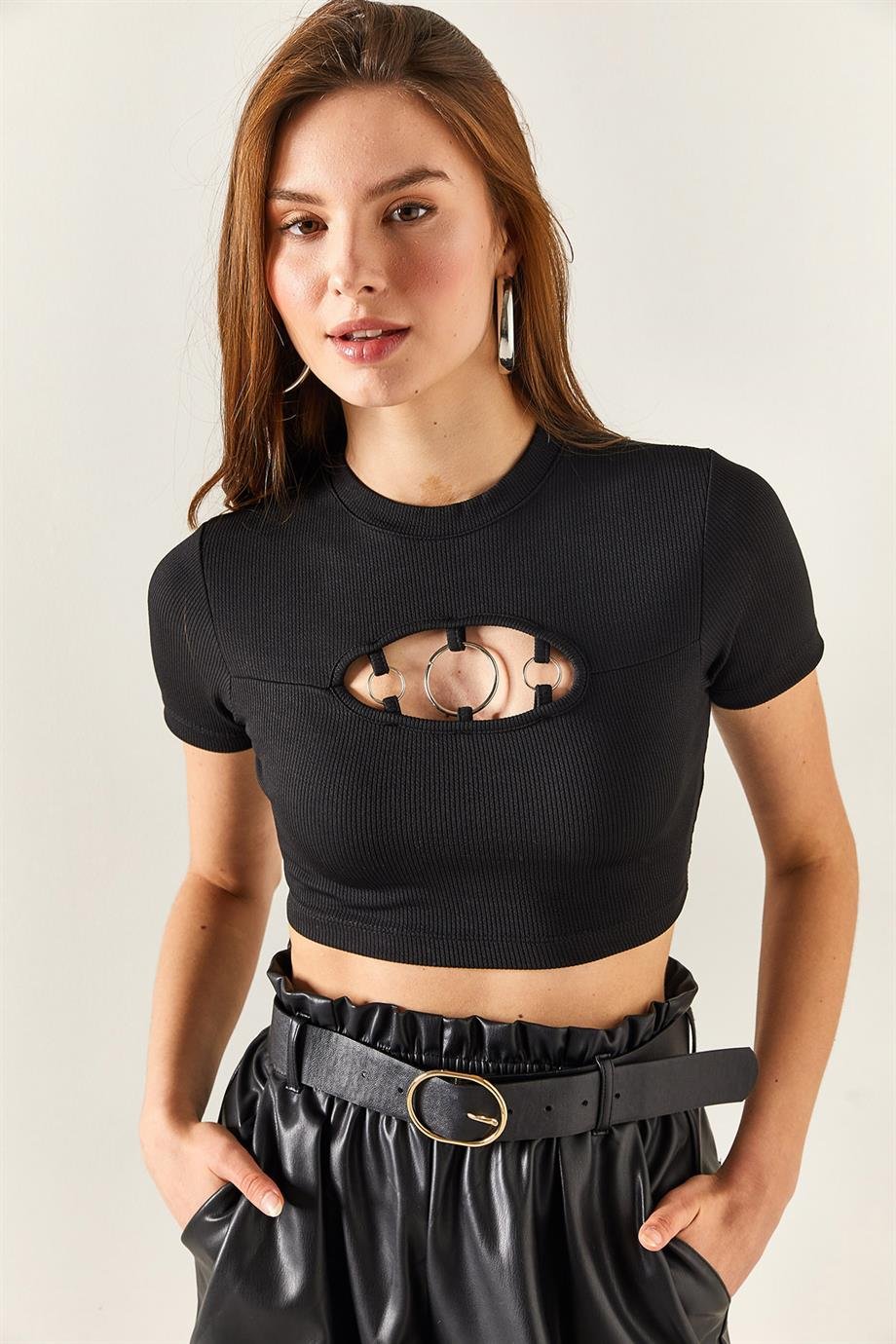 Cut Out Detaylı Aksesuarlı Crop Likralı Siyah