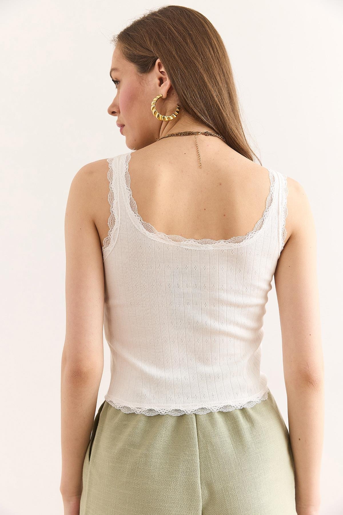 Dantel Detaylı Ajurlu Pamuk Crop Bluz Ekru