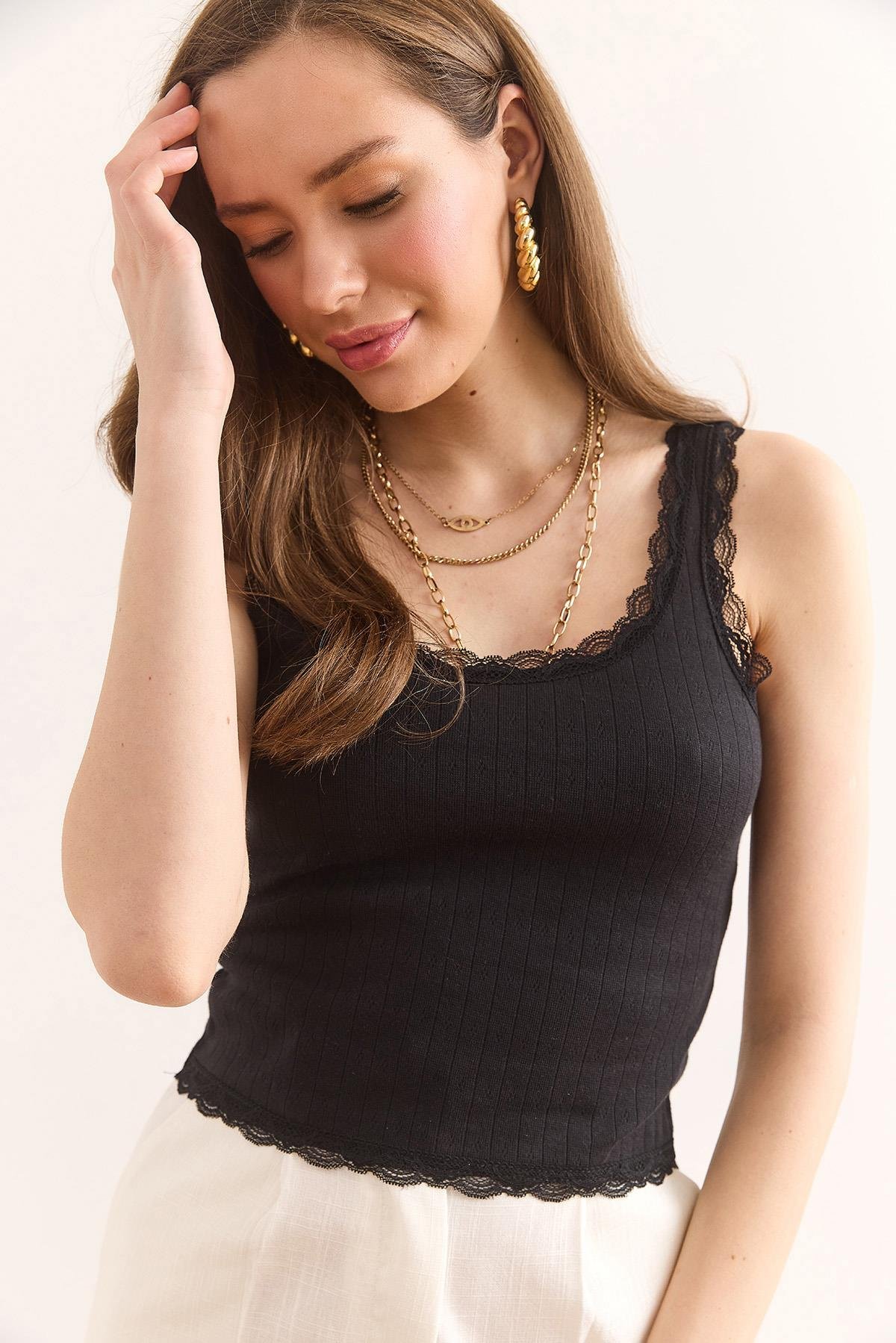 Dantel Detaylı Ajurlu Pamuk Crop Bluz Siyah
