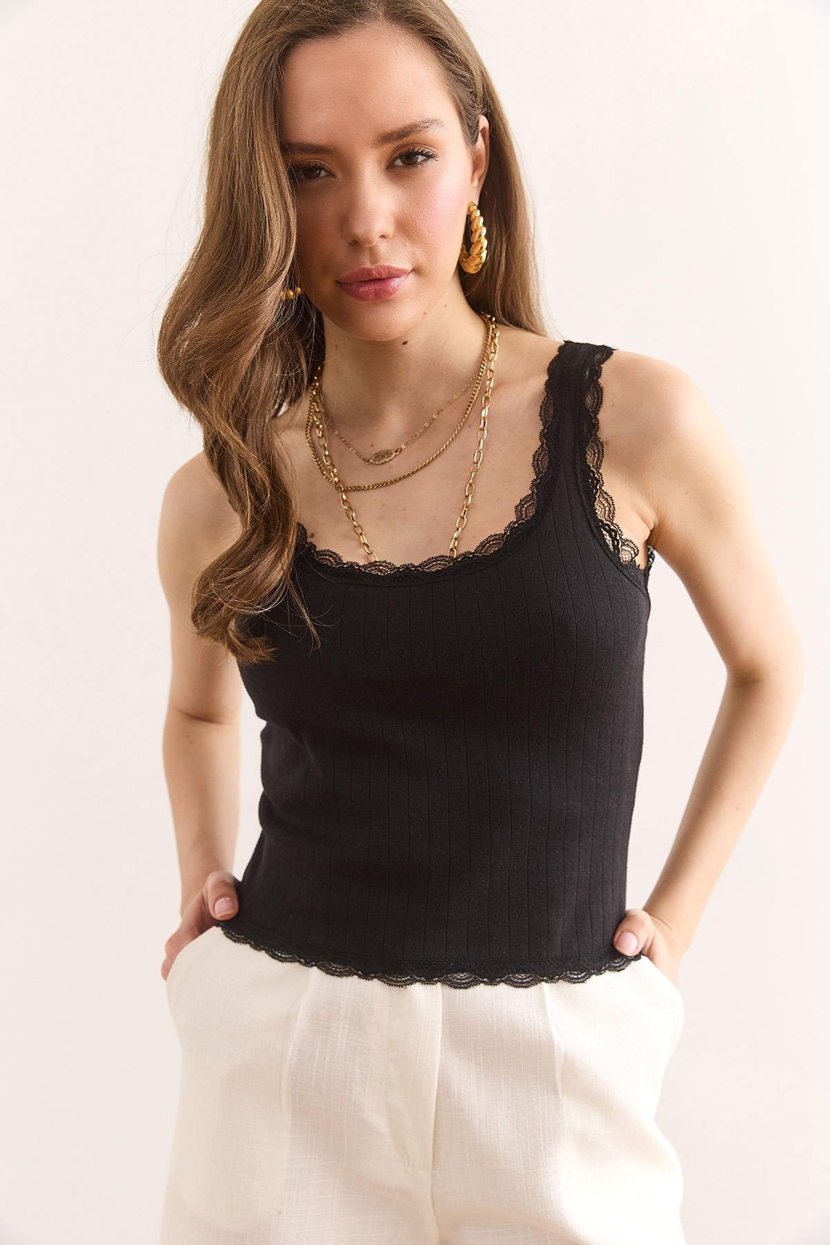 Dantel Detaylı Ajurlu Pamuk Crop Bluz Siyah