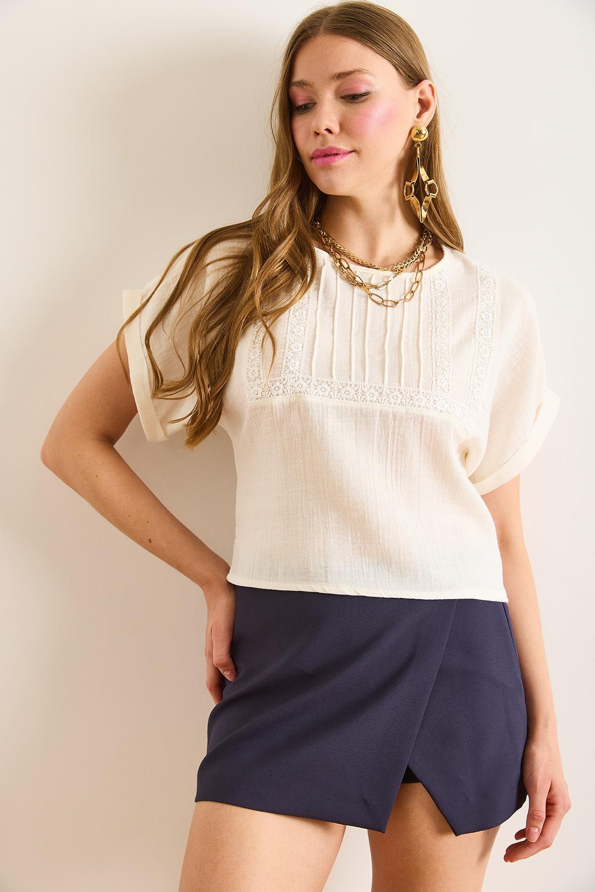 Dantel Detaylı Crop Müslin Bluz Beyaz