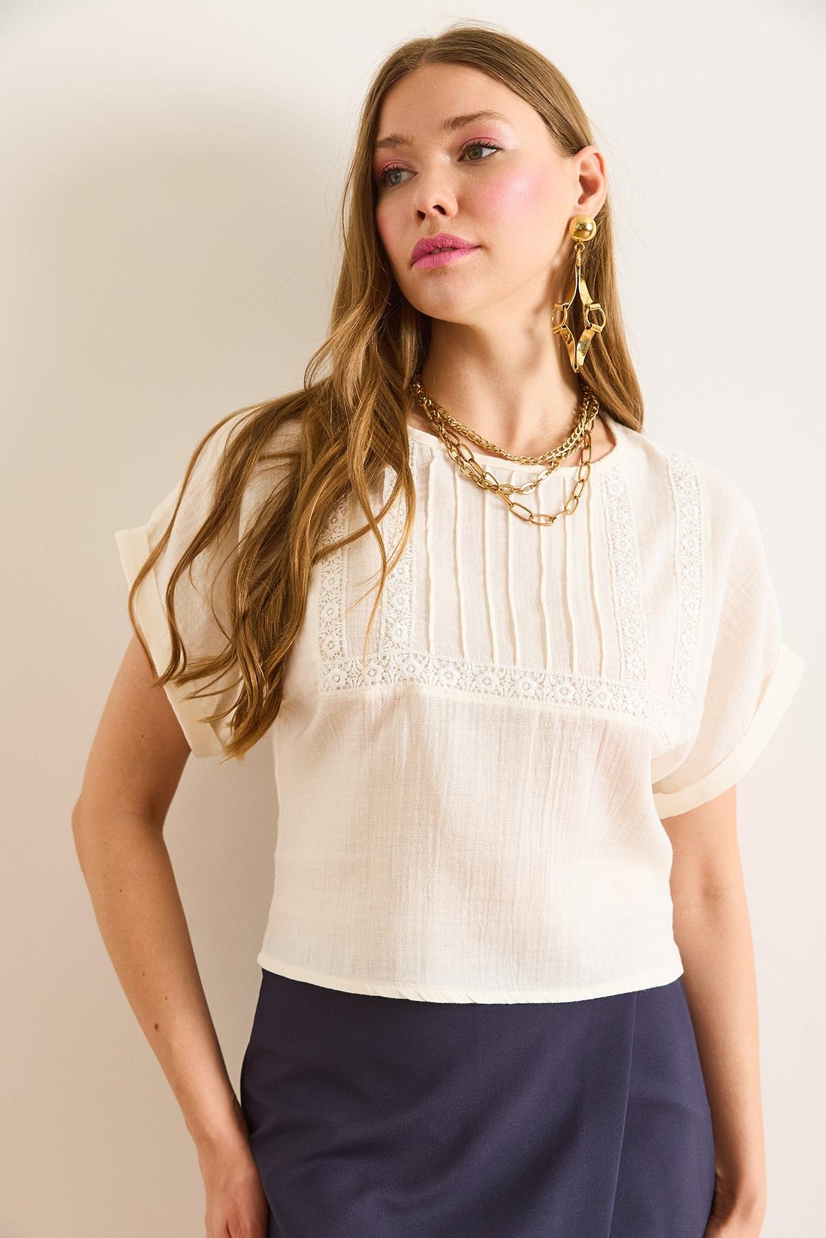Dantel Detaylı Crop Müslin Bluz Beyaz