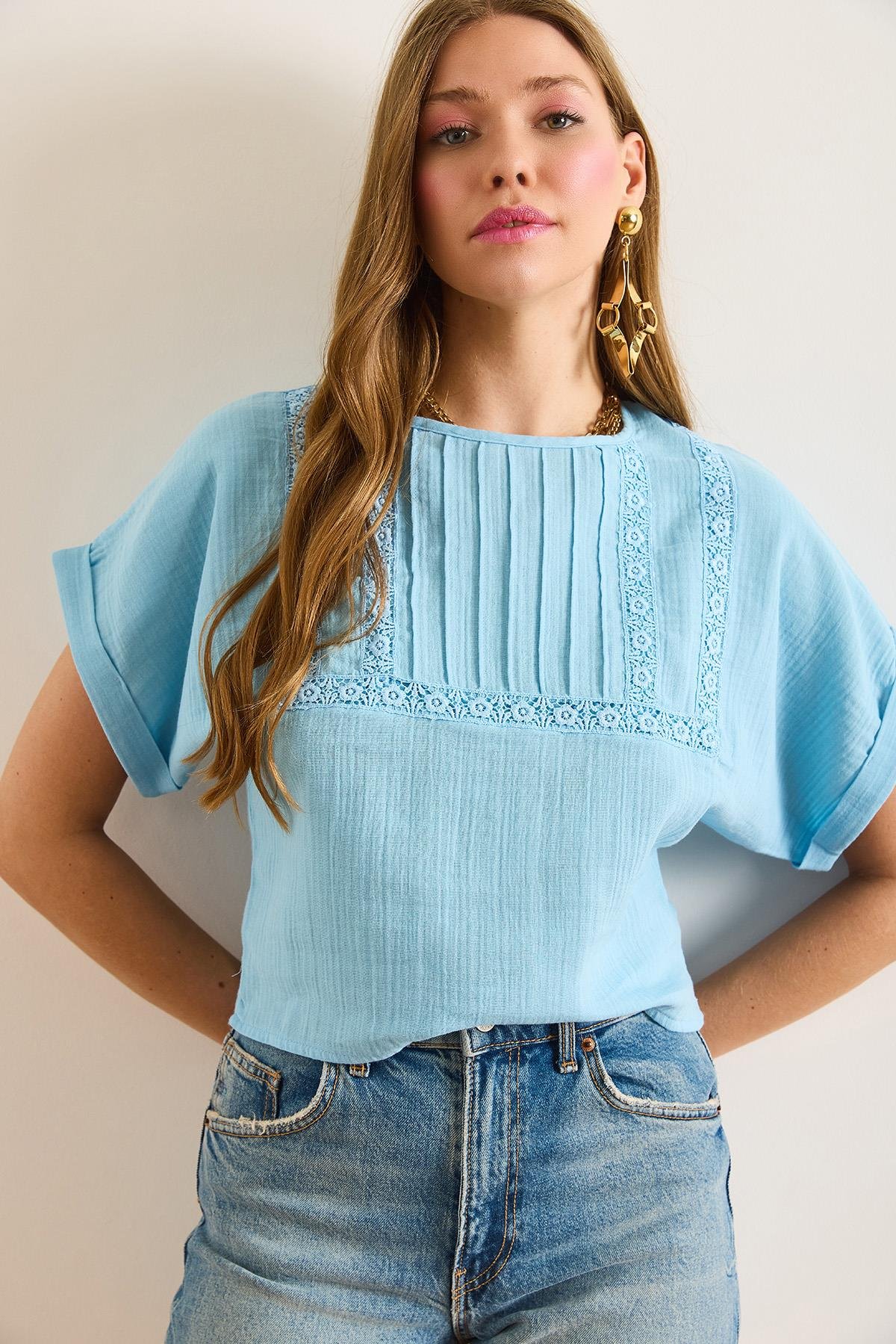 Dantel Detaylı Crop Müslin Bluz Mavi