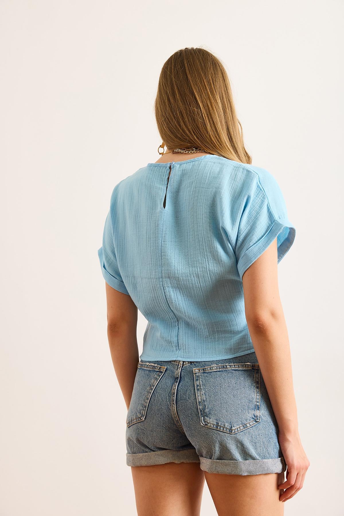 Dantel Detaylı Crop Müslin Bluz Mavi
