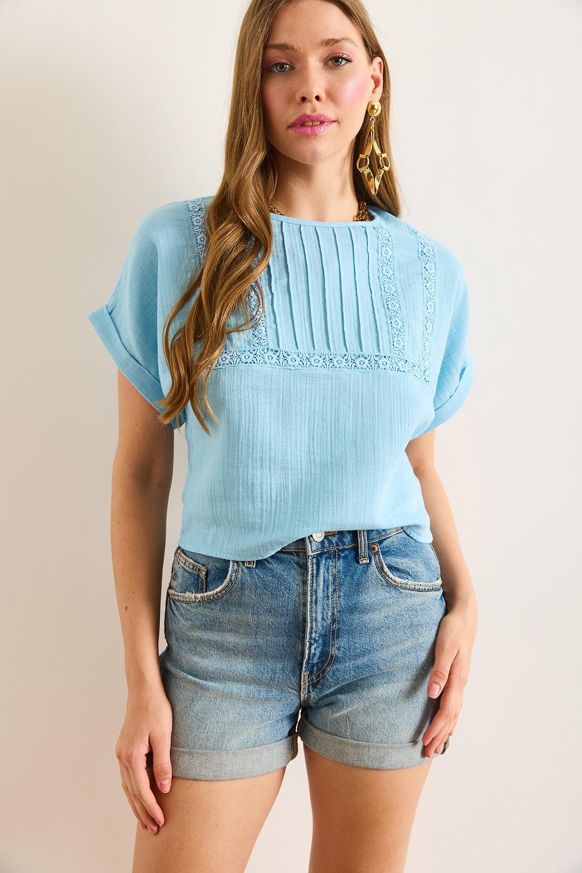 Dantel Detaylı Crop Müslin Bluz Mavi