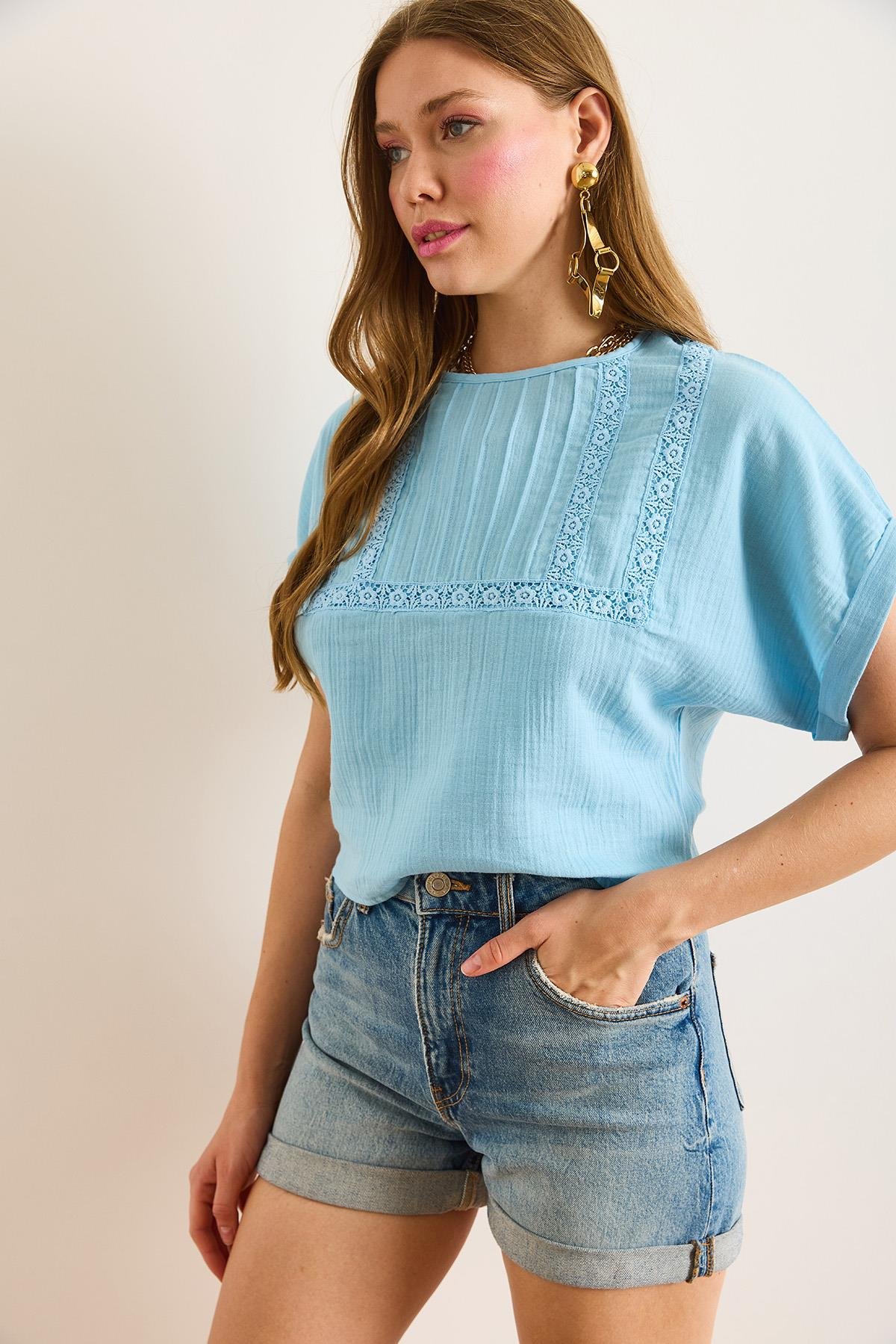 Dantel Detaylı Crop Müslin Bluz Mavi