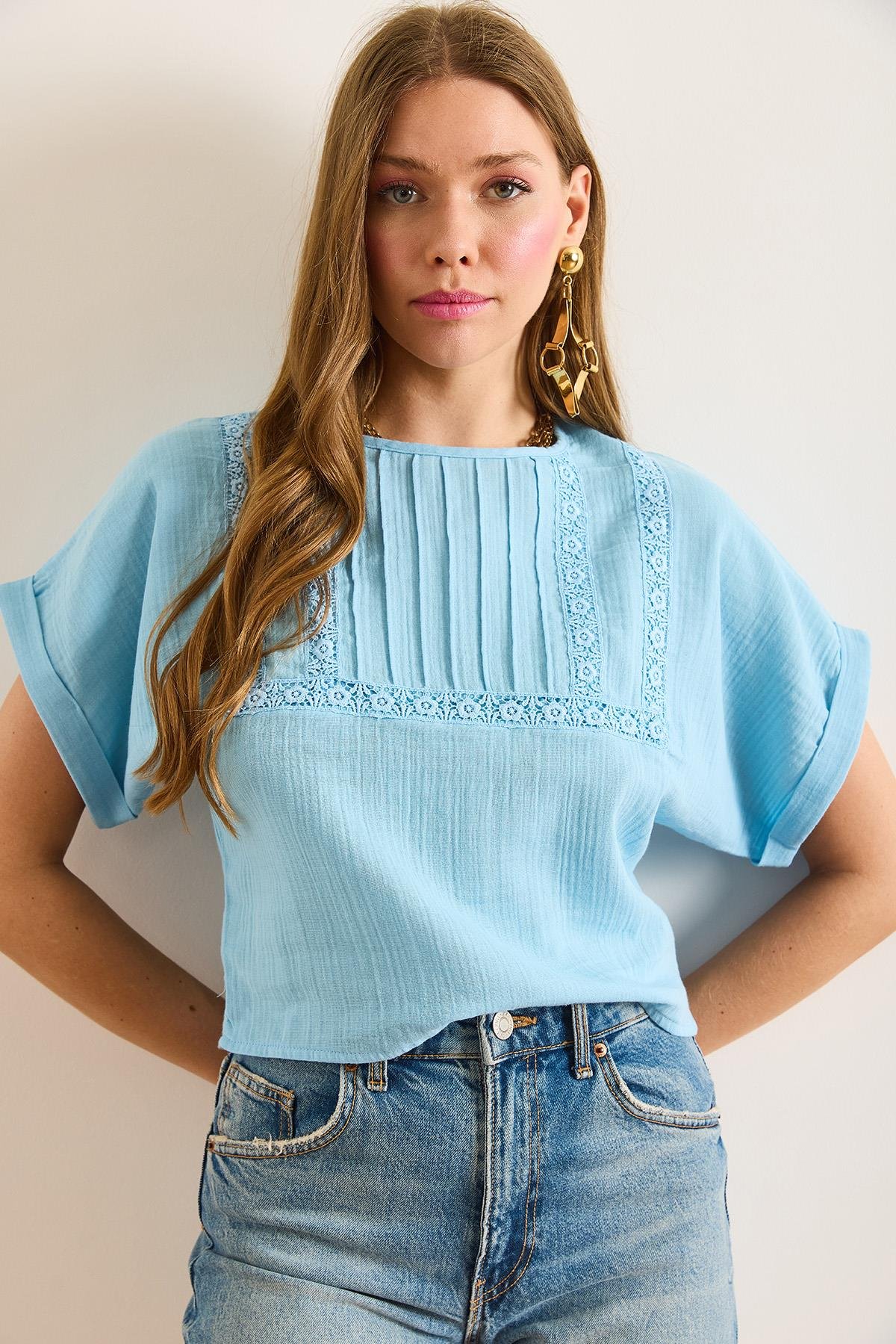 Dantel Detaylı Crop Müslin Bluz Mavi
