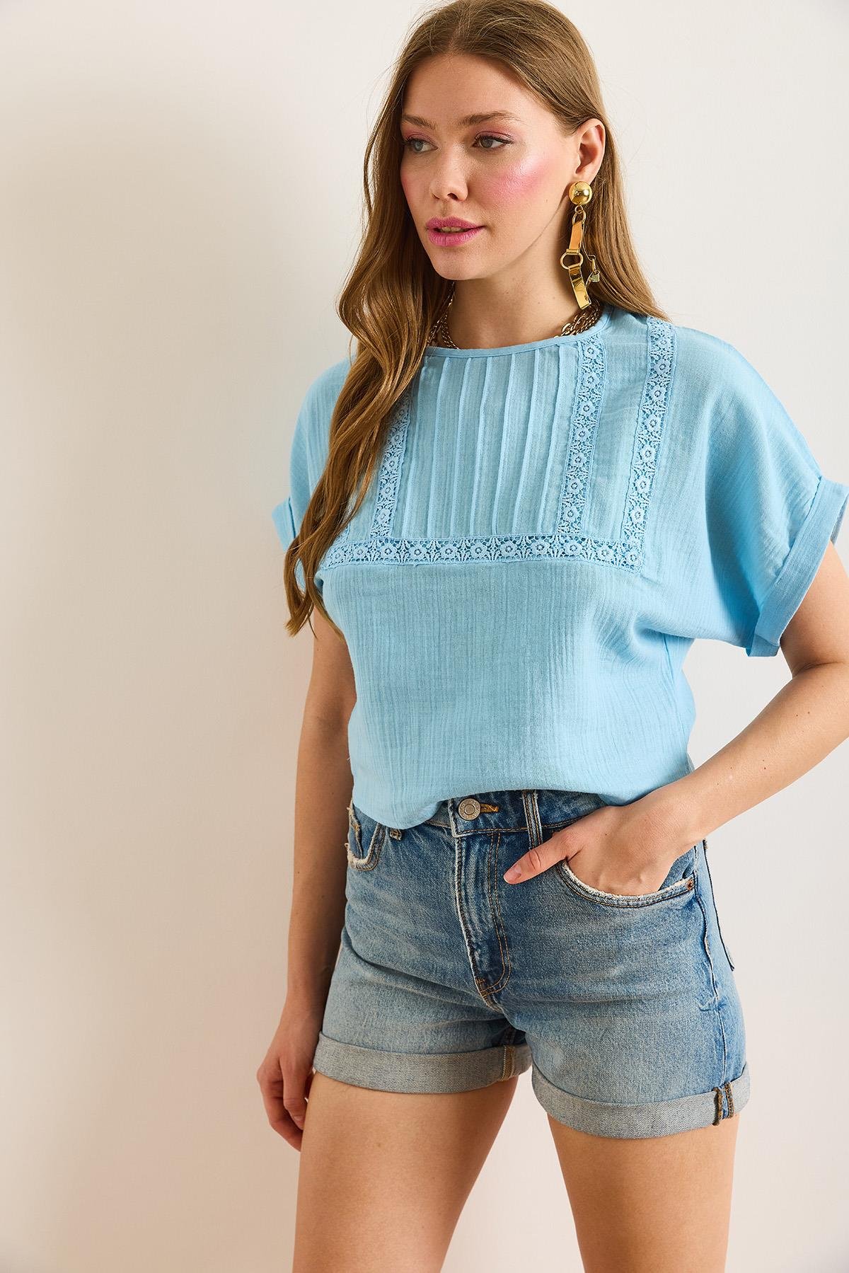 Dantel Detaylı Crop Müslin Bluz Mavi