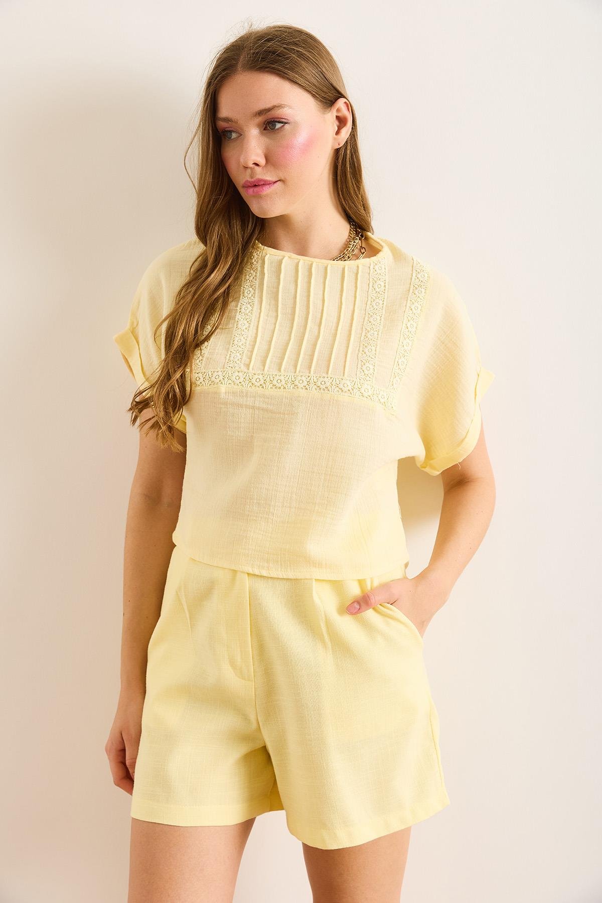 Dantel Detaylı Crop Müslin Bluz Sarı