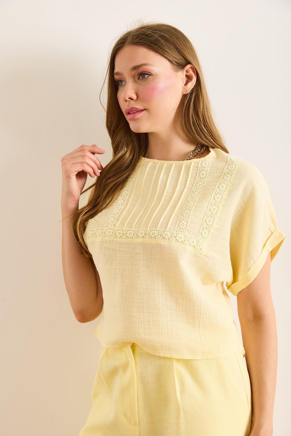 Dantel Detaylı Crop Müslin Bluz Sarı