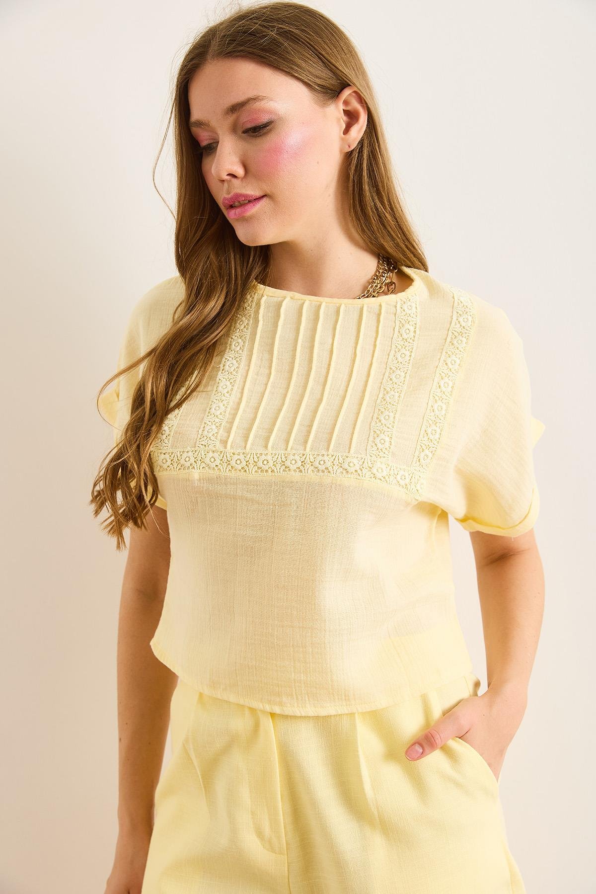 Dantel Detaylı Crop Müslin Bluz Sarı