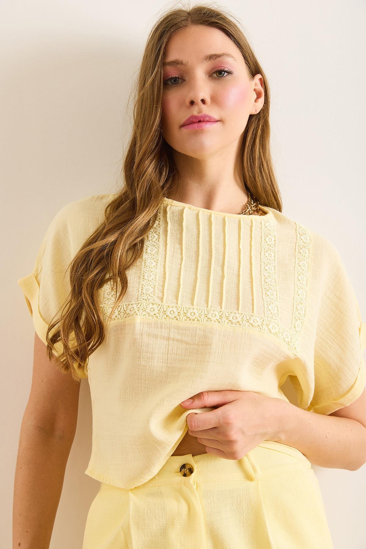 Dantel Detaylı Crop Müslin Bluz Sarı