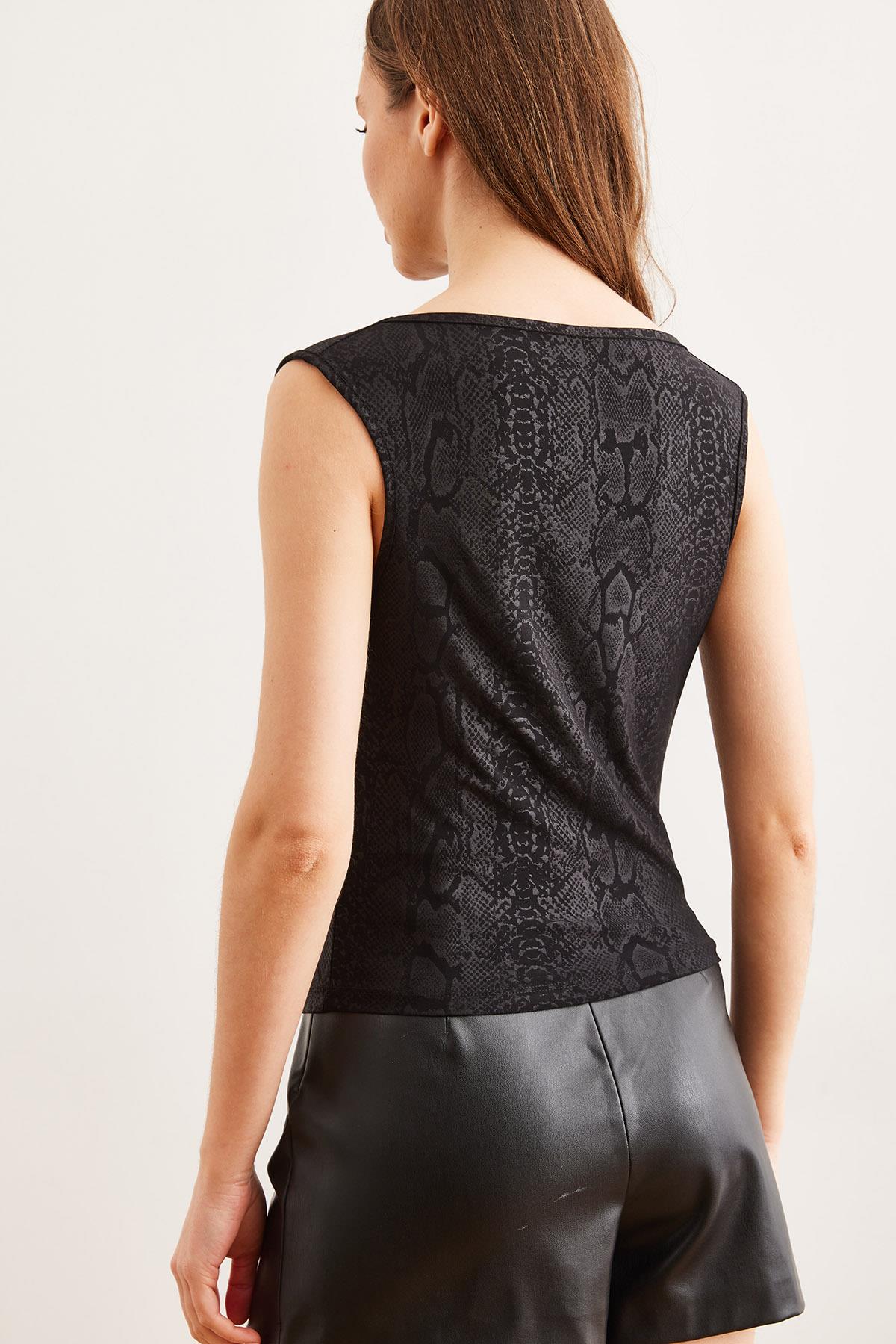 Degaje Yaka Animal Print Dökümlü Bluz Siyah
