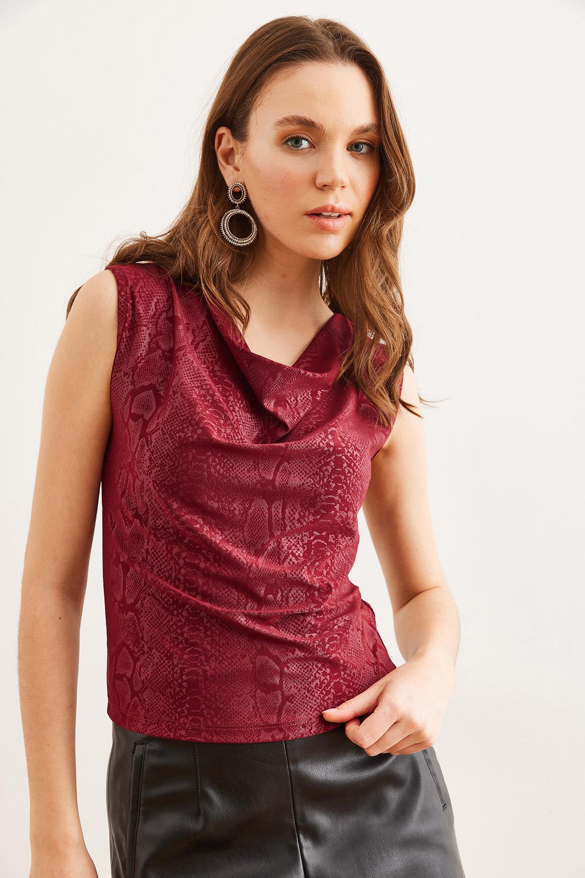 Degaje Yaka Animal Print Dökümlü Bluz Bordo