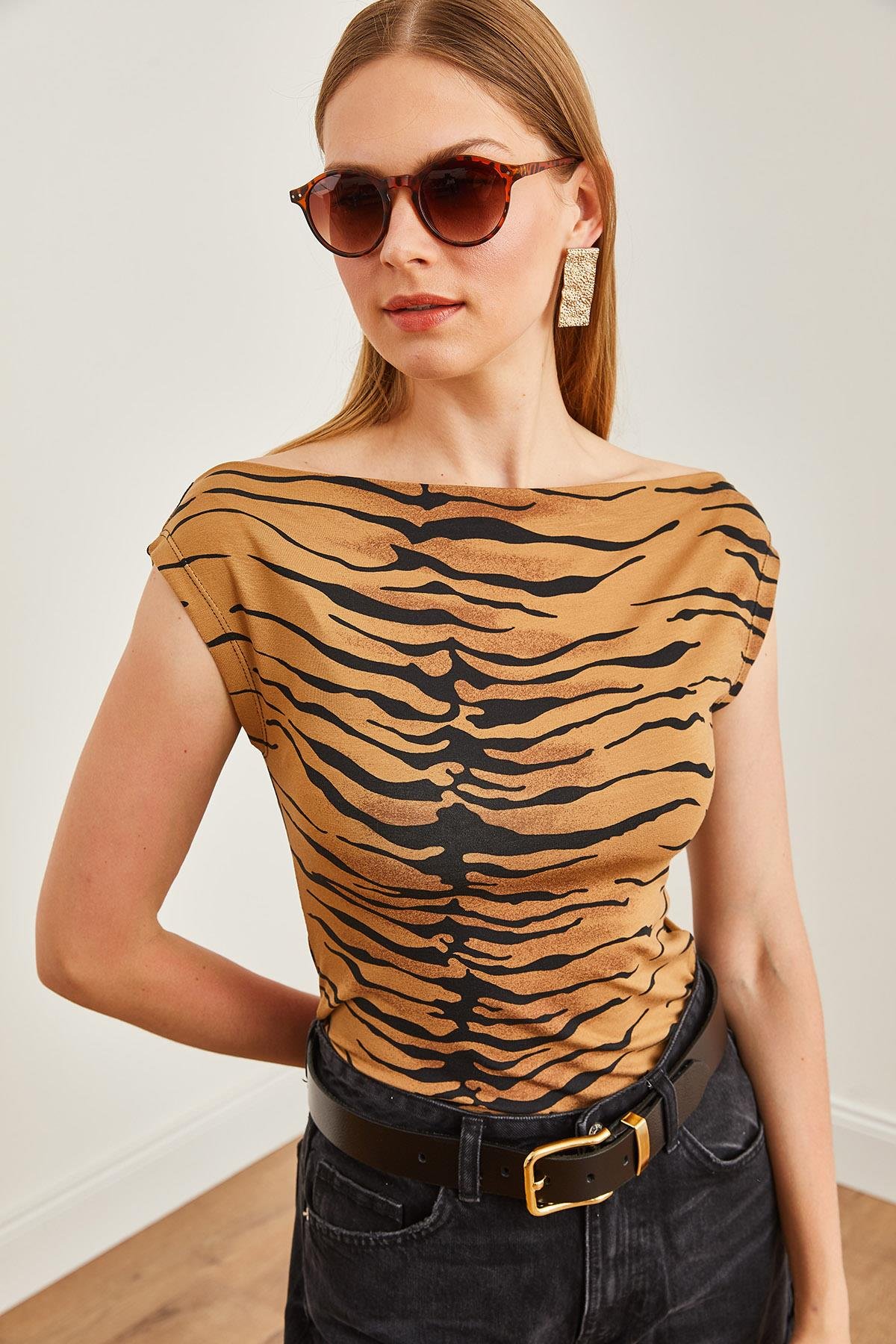 Degaje Yaka Yumuşak Dokulu Esnek Viskon Bluz Camel Zebra