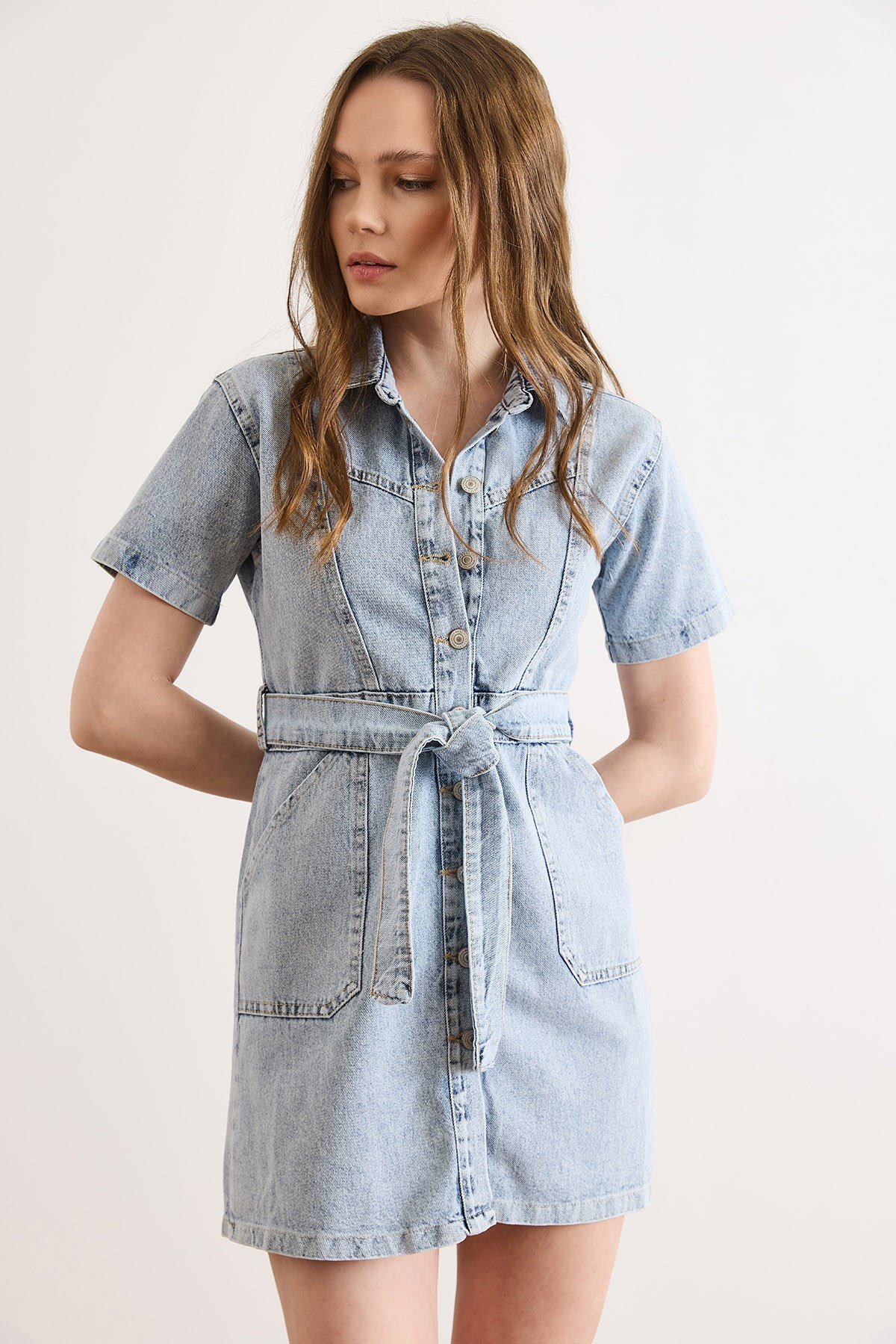 Denim Torba Cepli Kuşaklı Mini Elbise Açık Mavi