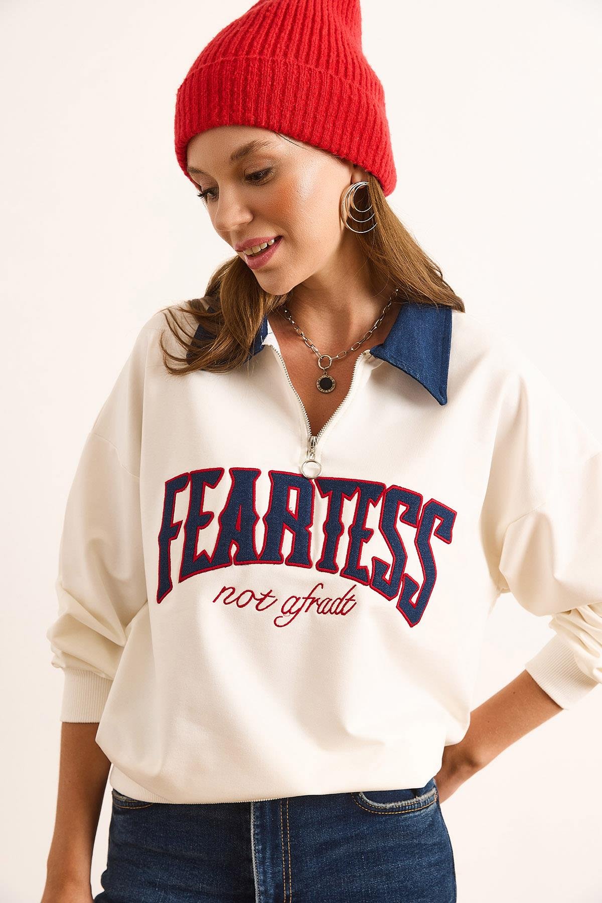 Denim Yaka Fermuarlı Yazılı Oversize Sweatshirt Beyaz