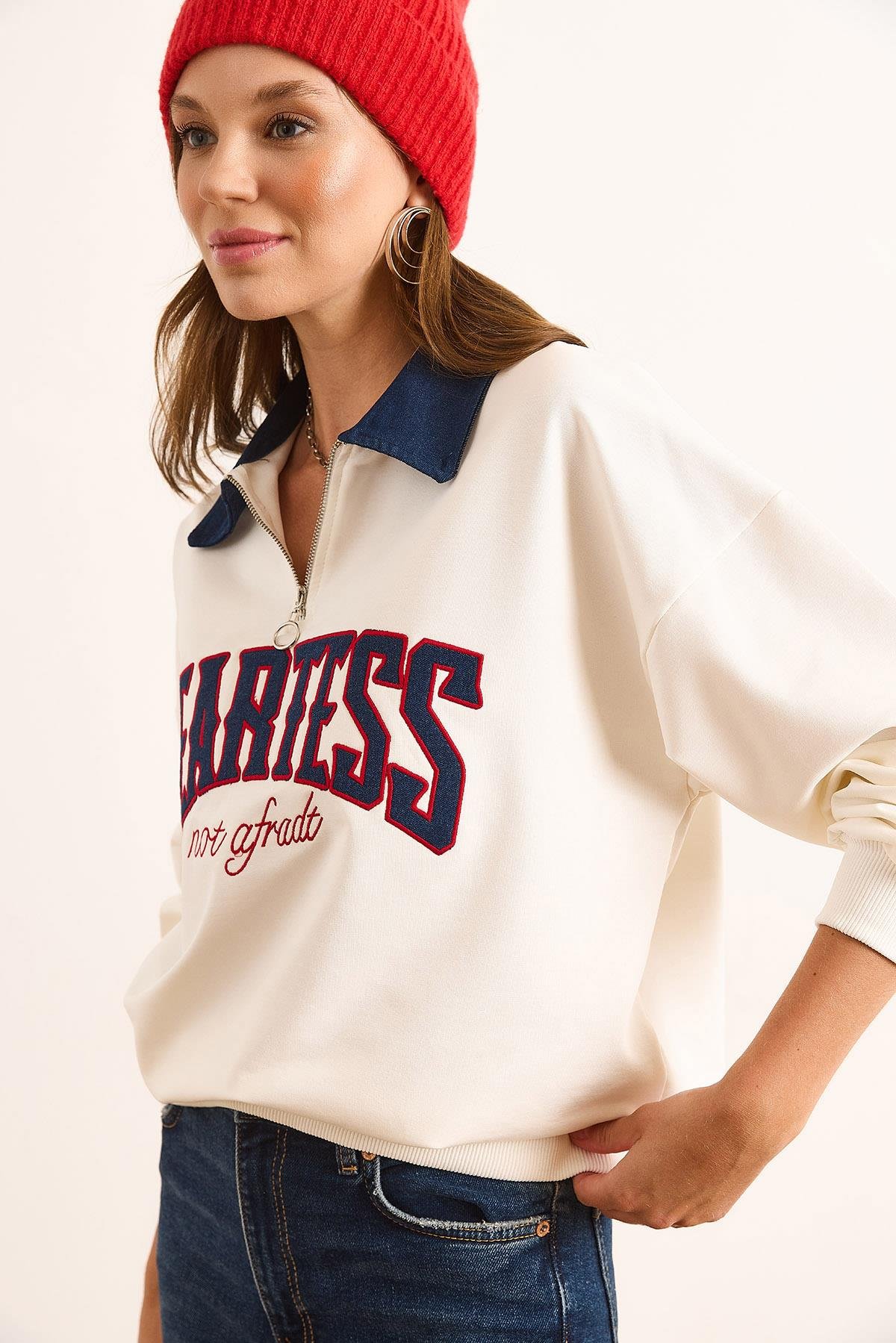 Denim Yaka Fermuarlı Yazılı Oversize Sweatshirt Beyaz