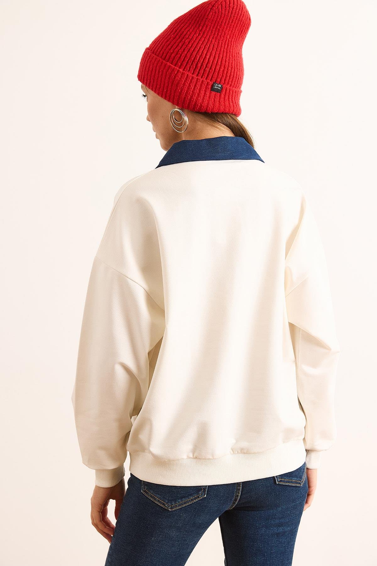 Denim Yaka Fermuarlı Yazılı Oversize Sweatshirt Beyaz