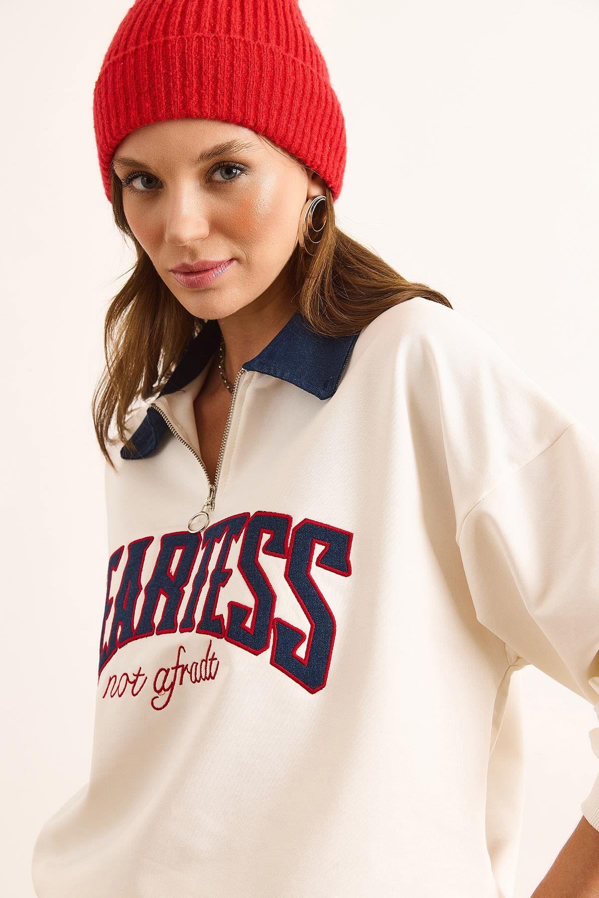 Denim Yaka Fermuarlı Yazılı Oversize Sweatshirt Beyaz