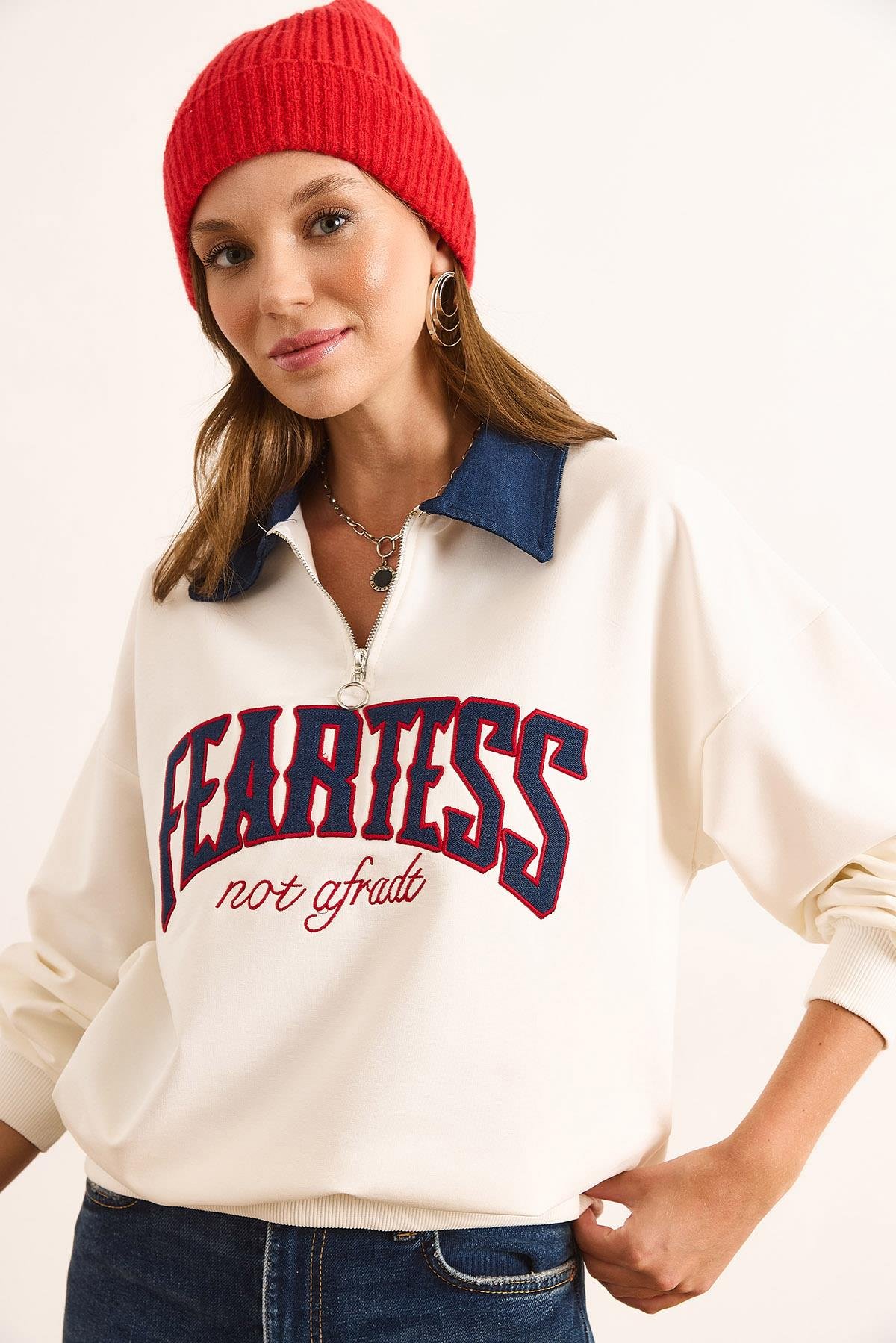 Denim Yaka Fermuarlı Yazılı Oversize Sweatshirt Beyaz