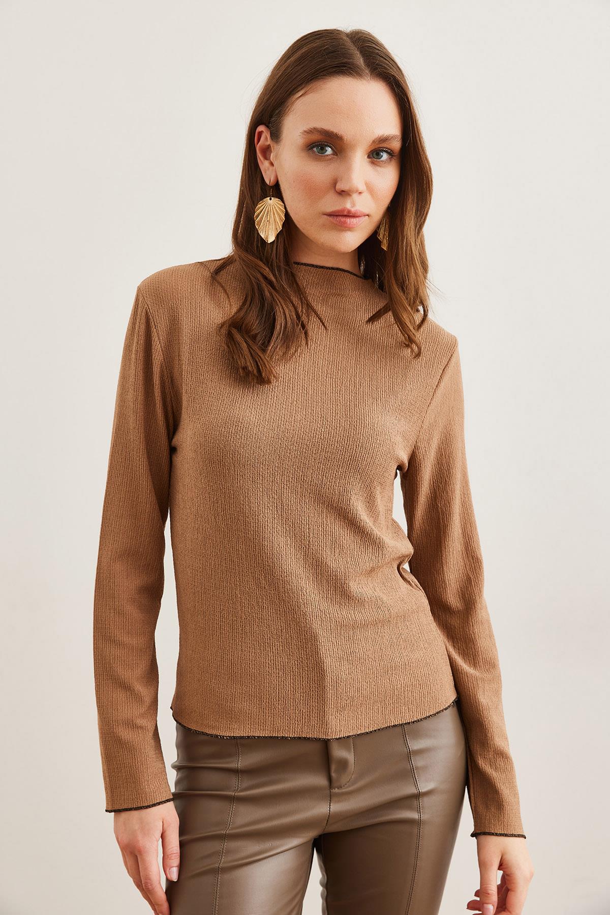 Dik Yaka Bebe Overlok Detaylı Örme Bluz Camel