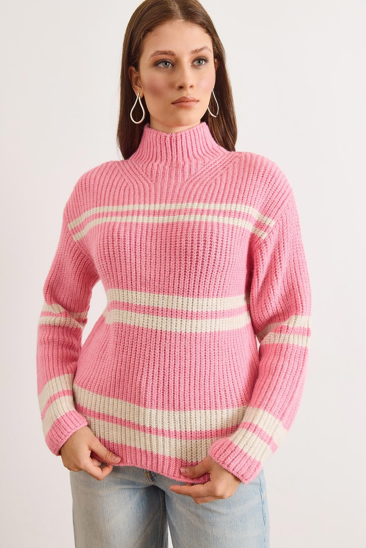 Dik Yaka Çizgili Loose Fit Triko Kazak Pembe