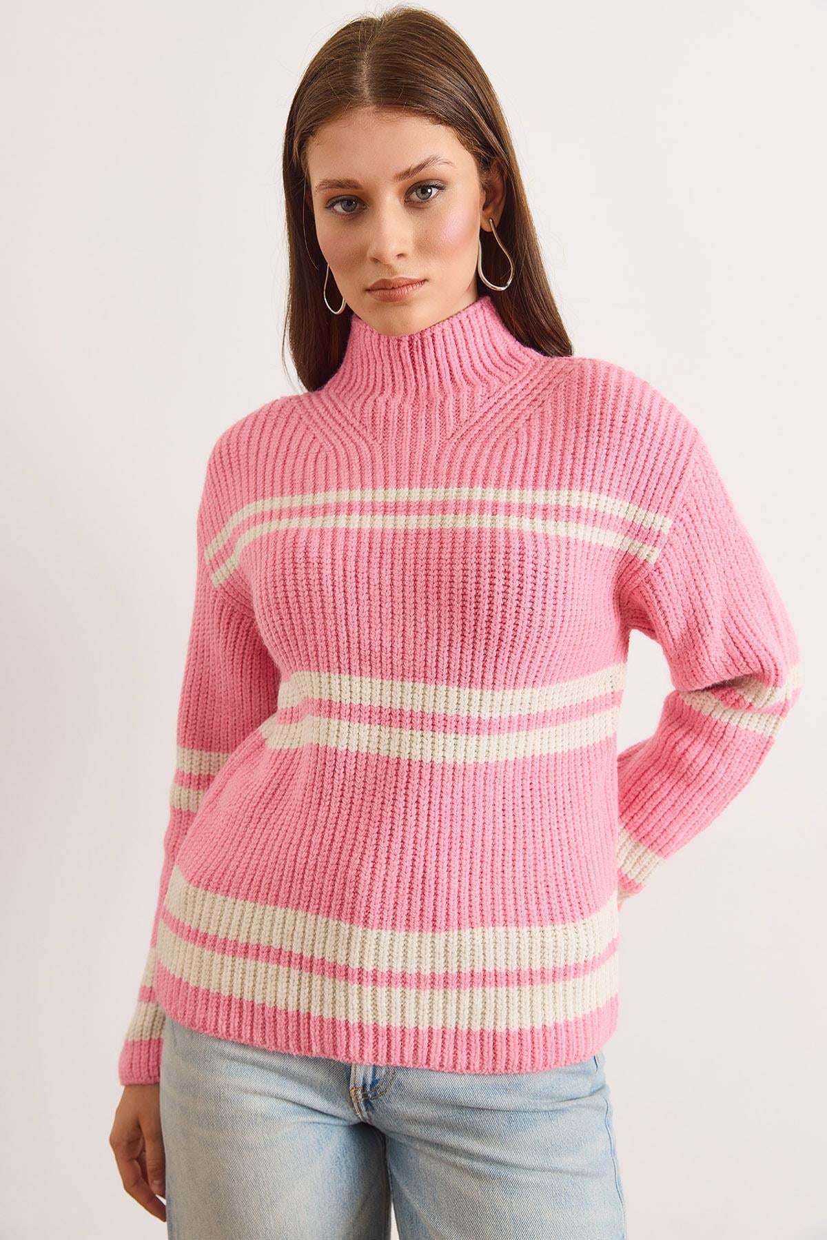 Dik Yaka Çizgili Loose Fit Triko Kazak Pembe