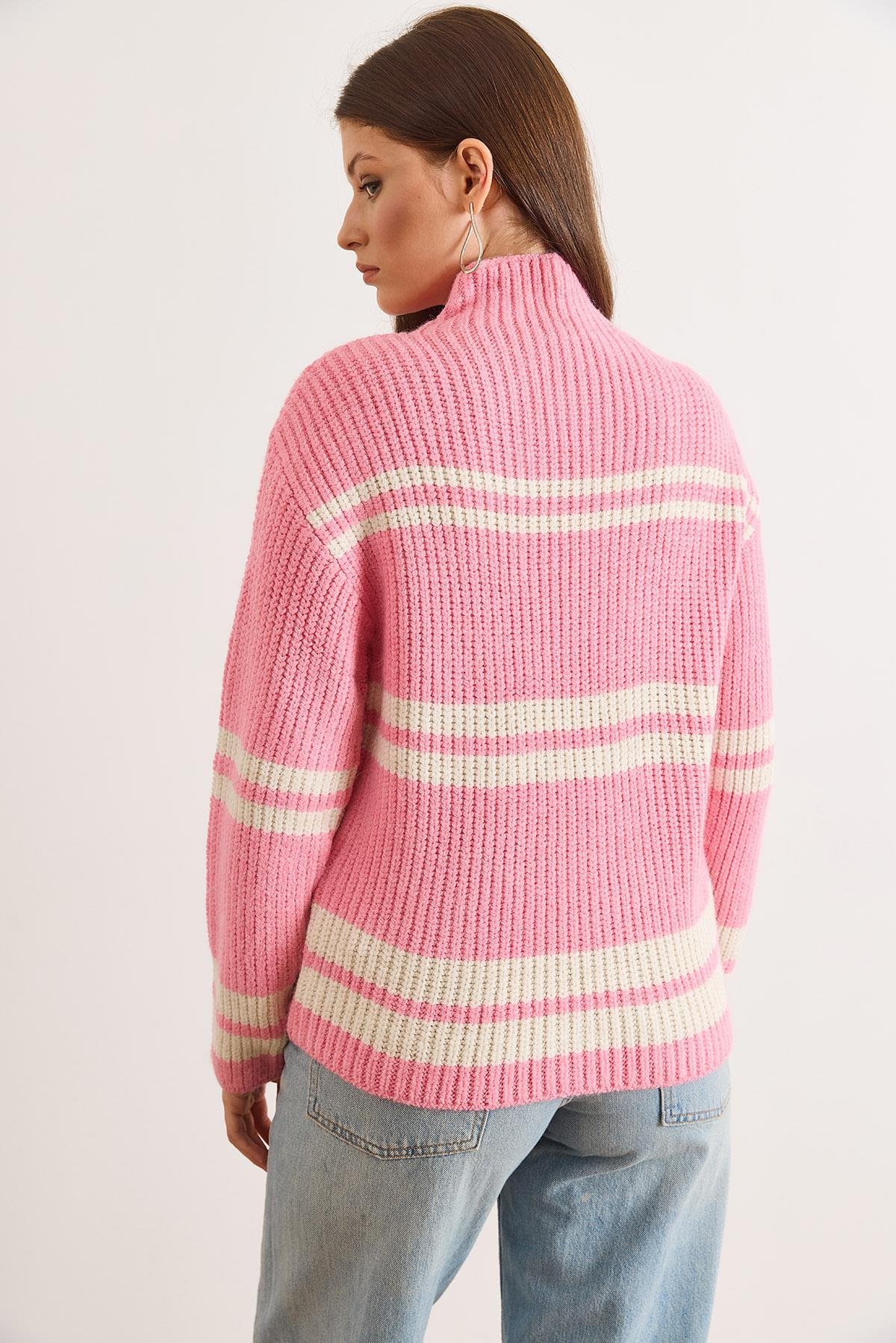 Dik Yaka Çizgili Loose Fit Triko Kazak Pembe