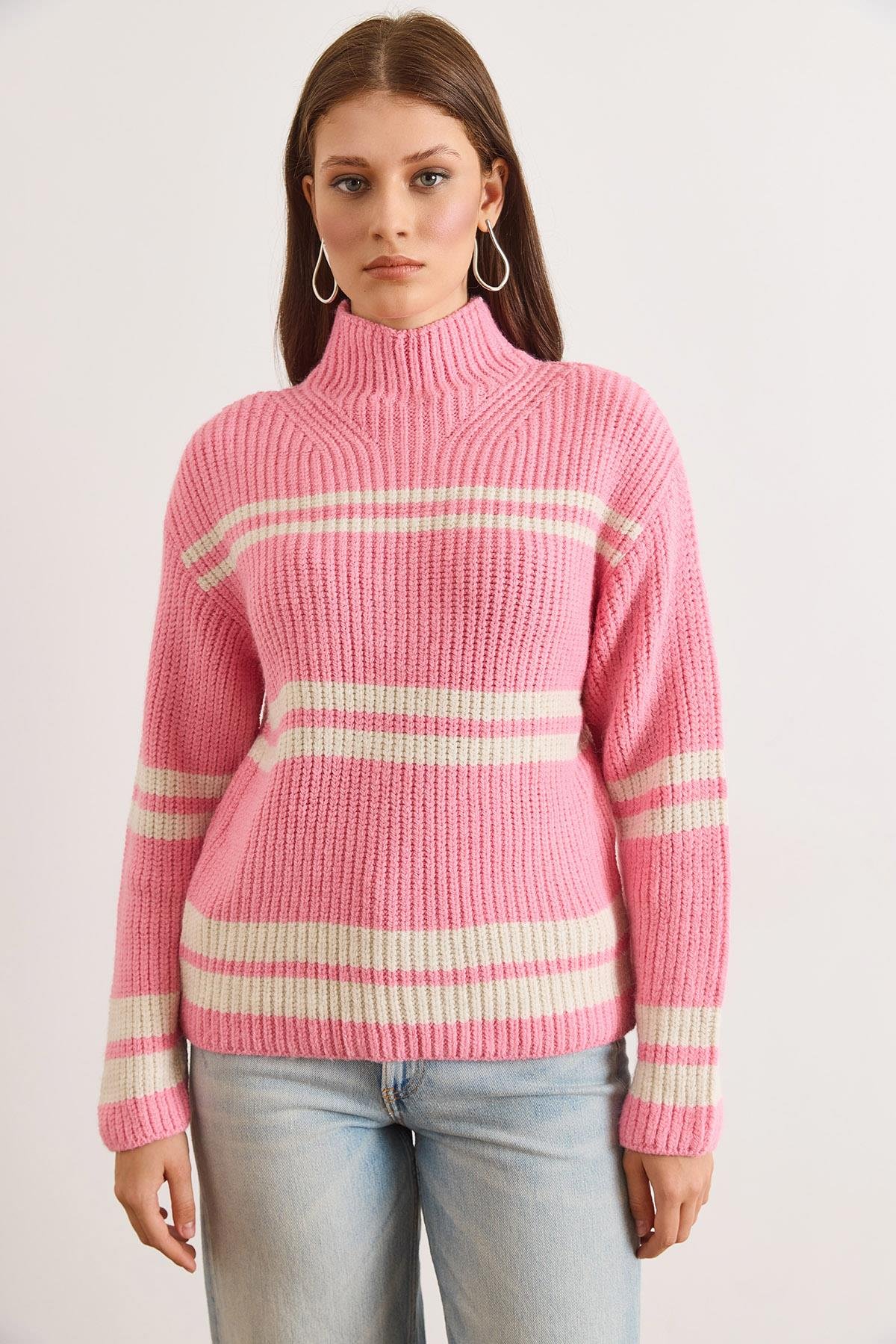 Dik Yaka Çizgili Loose Fit Triko Kazak Pembe