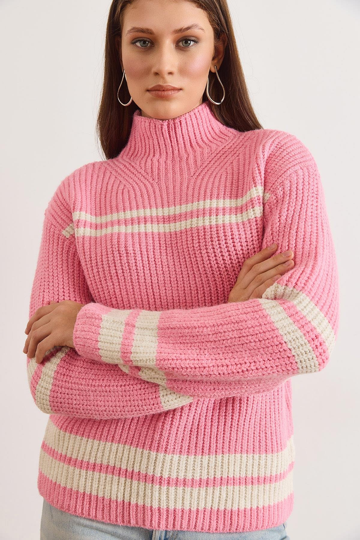 Dik Yaka Çizgili Loose Fit Triko Kazak Pembe