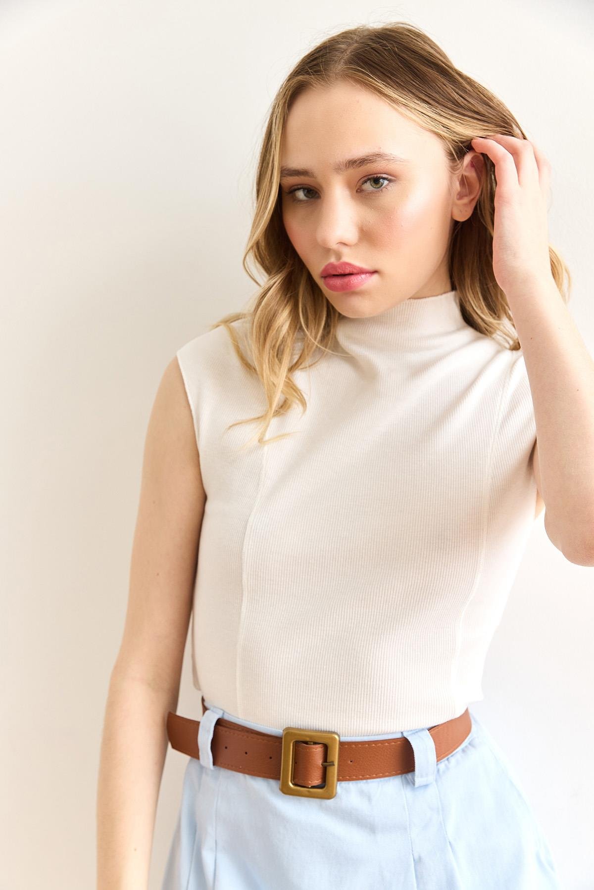 Dik Yaka Dikiş Detaylı Crop Bluz Beyaz