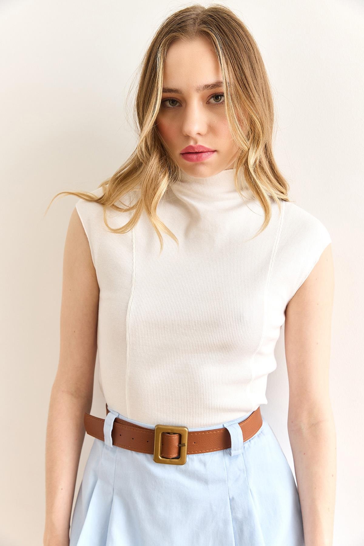 Dik Yaka Dikiş Detaylı Crop Bluz Beyaz