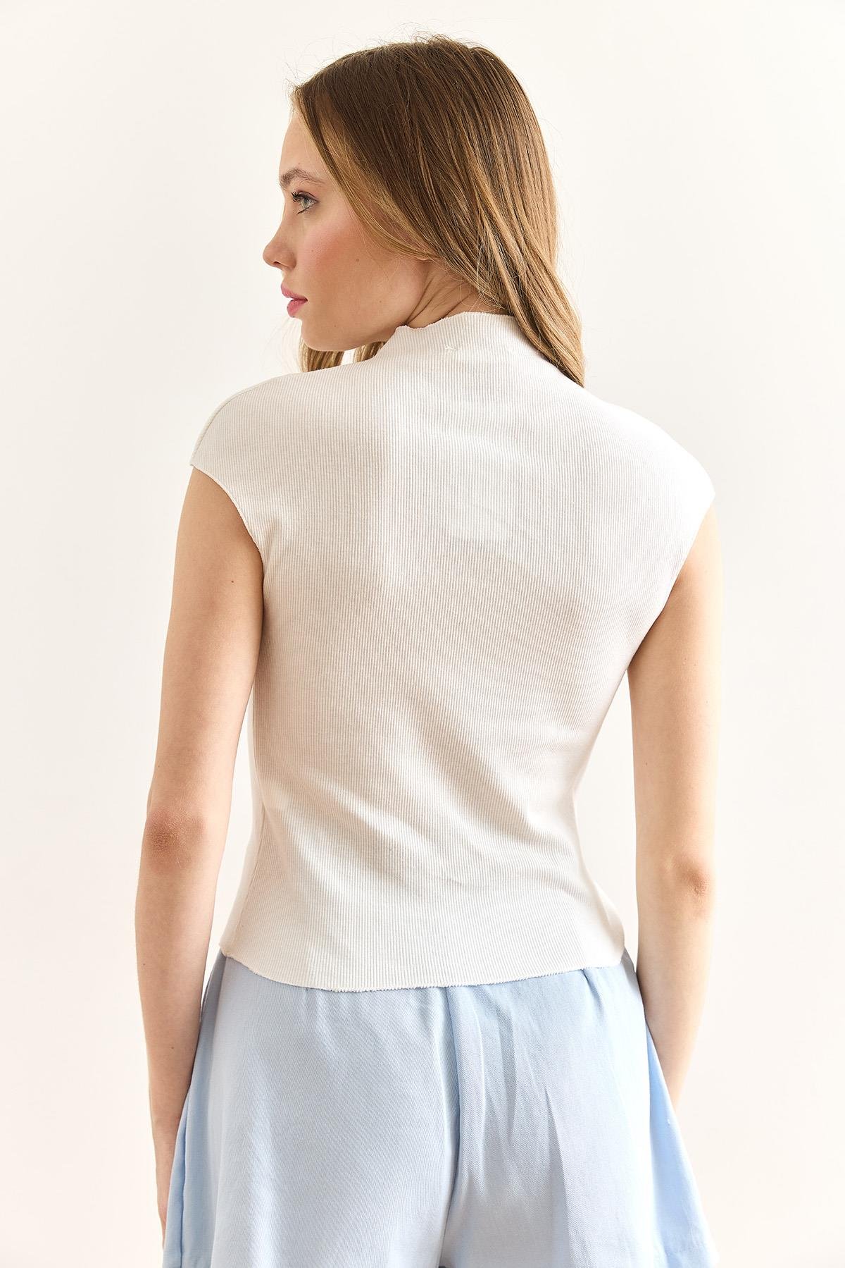 Dik Yaka Dikiş Detaylı Crop Bluz Beyaz
