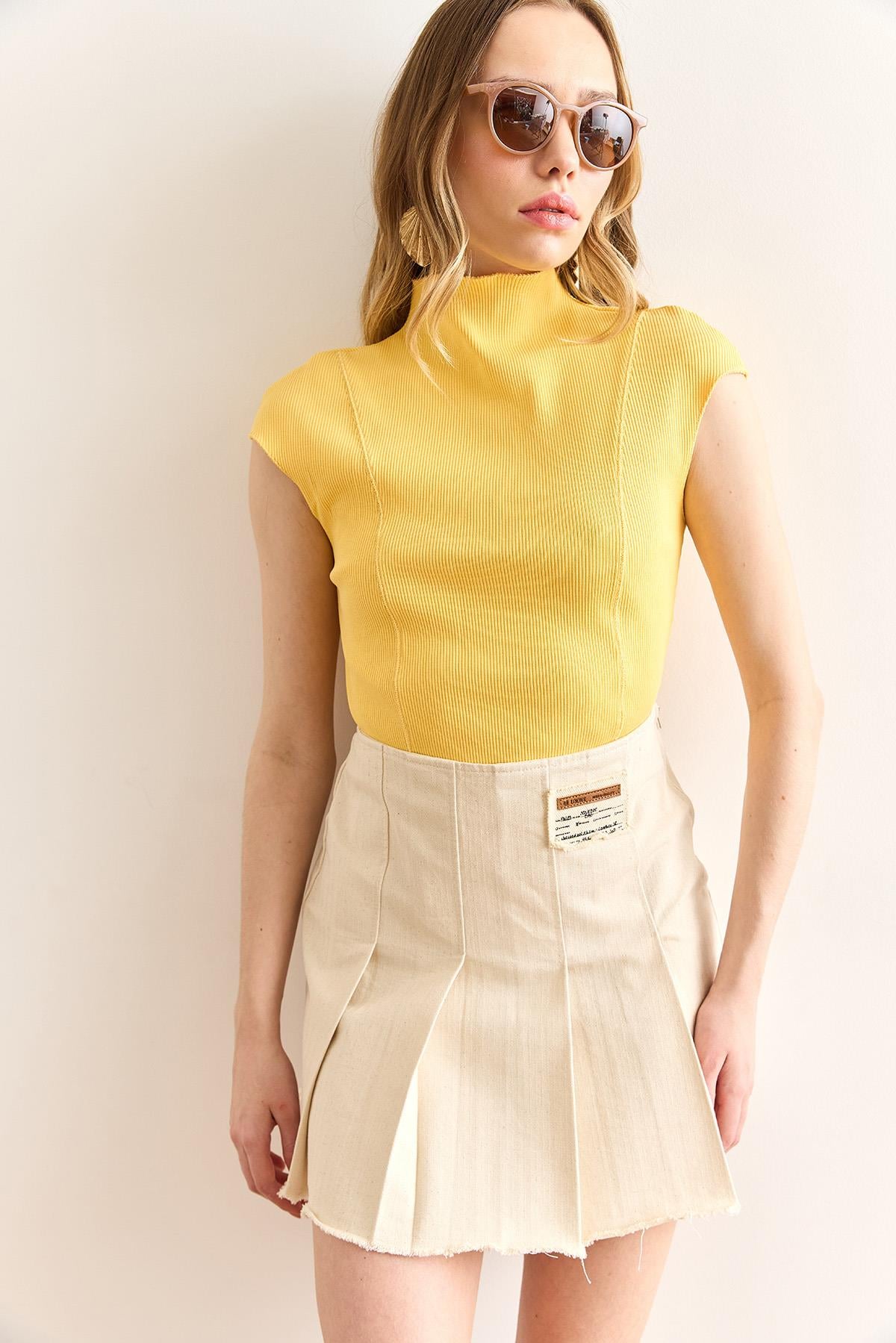 Dik Yaka Dikiş Detaylı Crop Bluz Sarı
