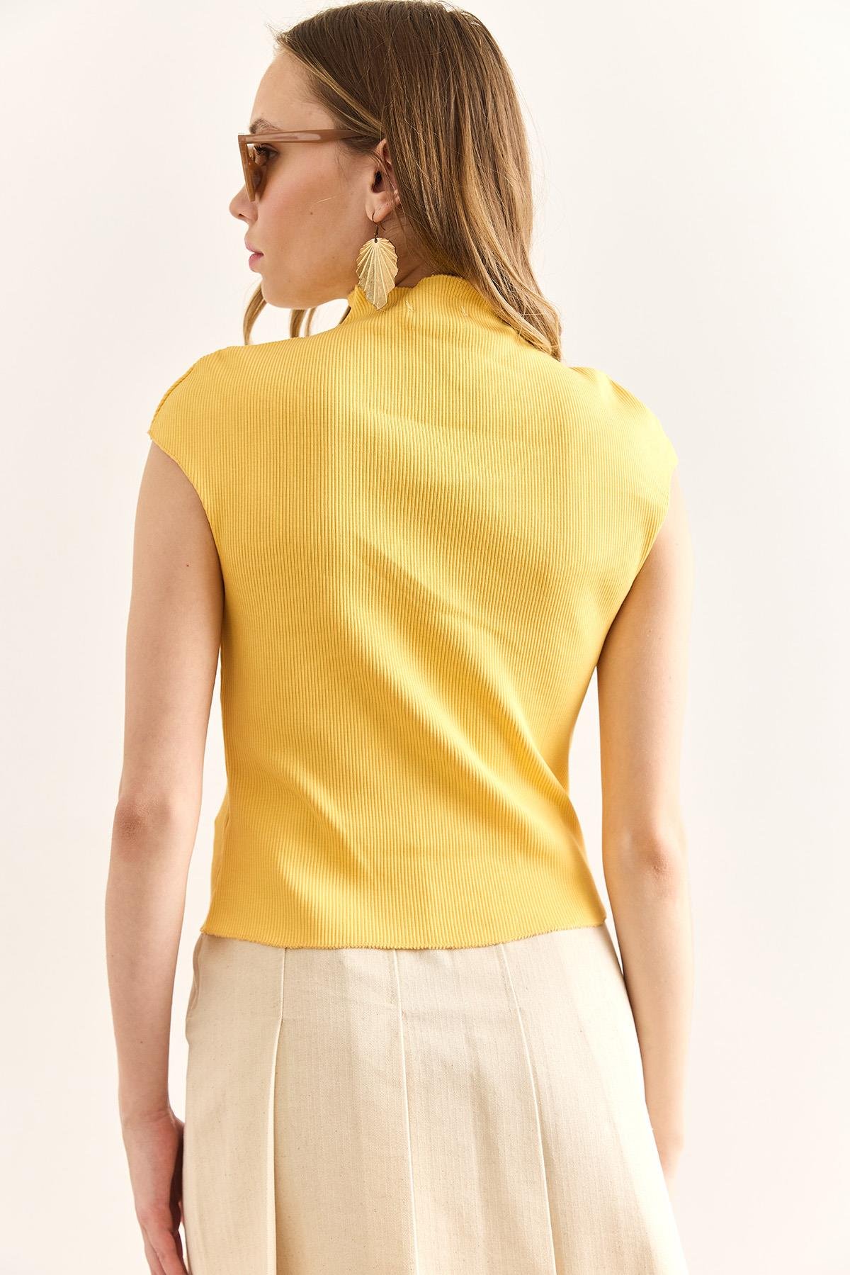 Dik Yaka Dikiş Detaylı Crop Bluz Sarı