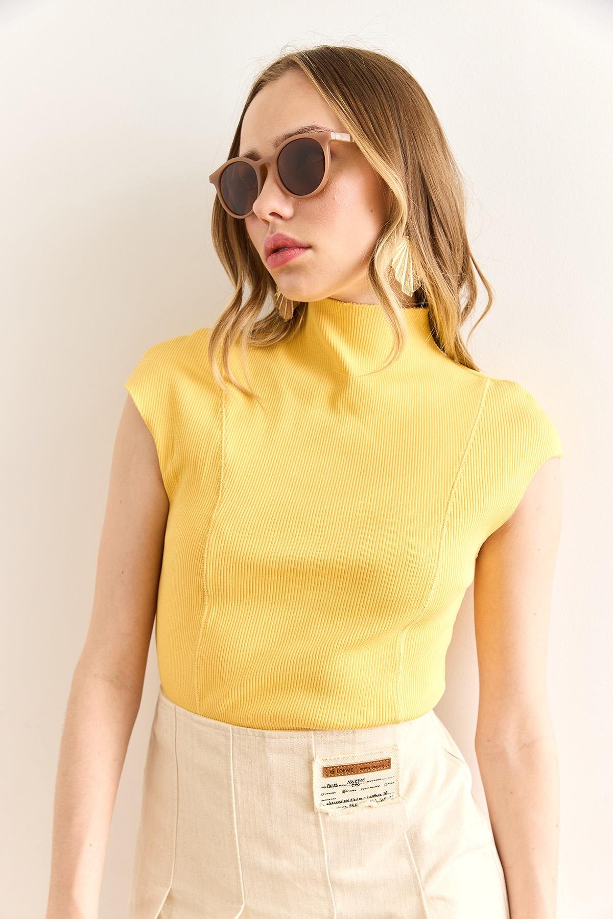 Dik Yaka Dikiş Detaylı Crop Bluz Sarı