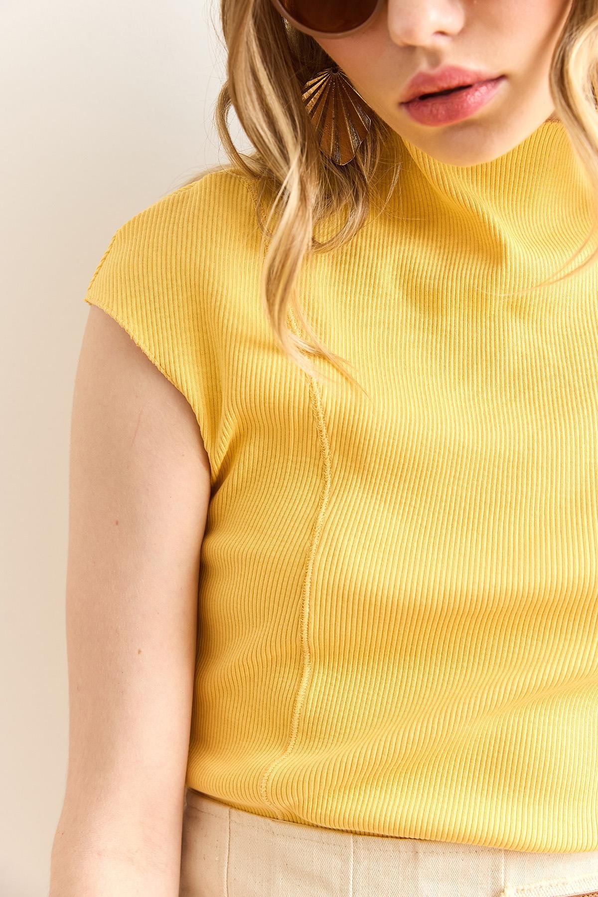 Dik Yaka Dikiş Detaylı Crop Bluz Sarı