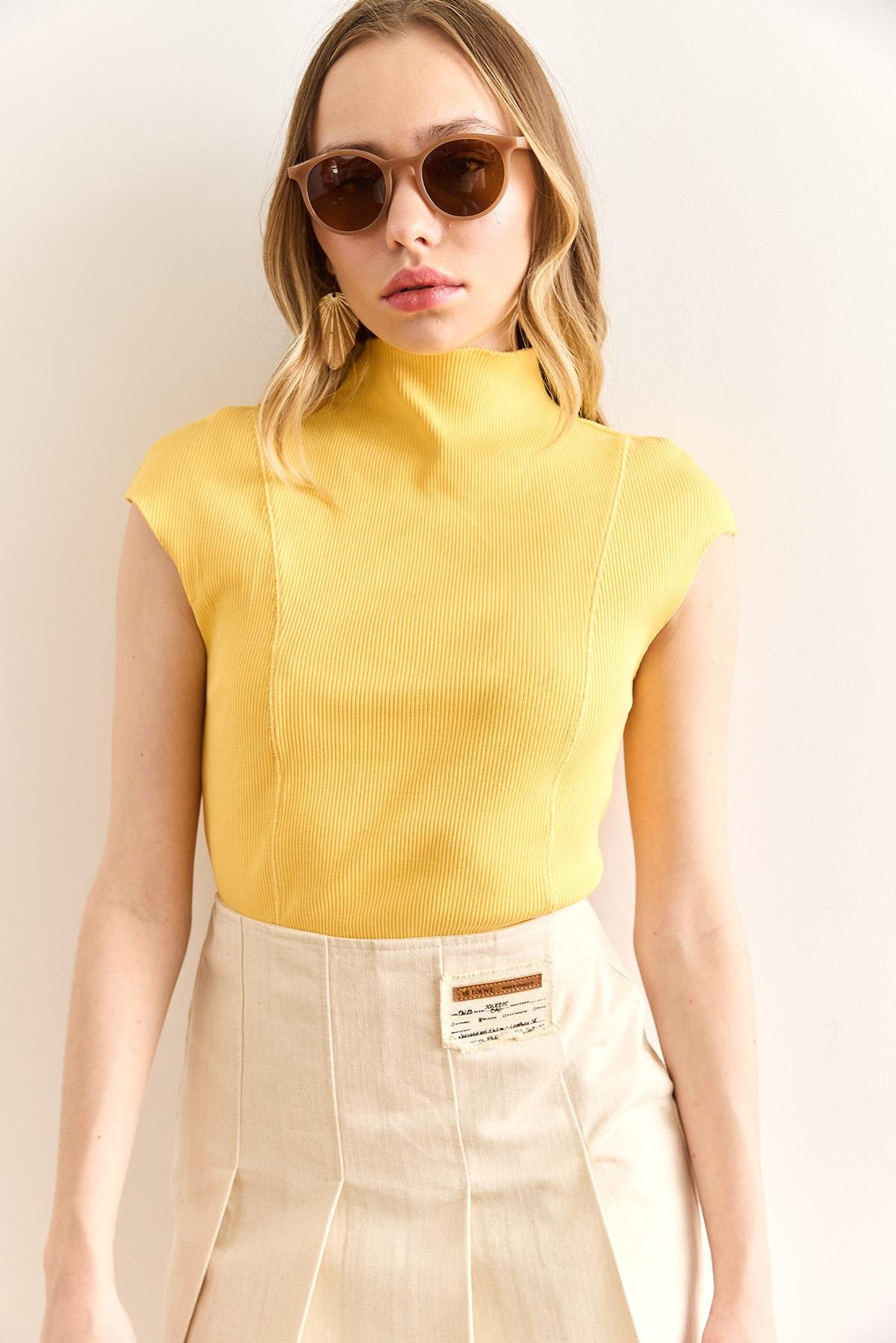 Dik Yaka Dikiş Detaylı Crop Bluz Sarı