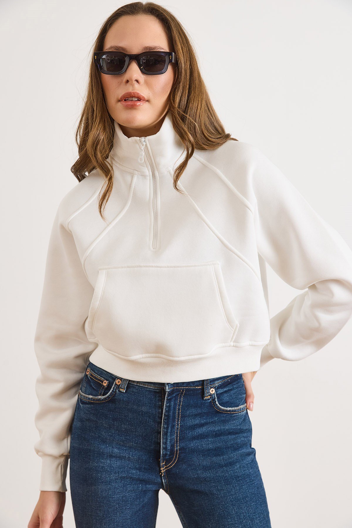 Dik Yaka Dikiş Detaylı Fermuarlı Şardonlu Crop Sweatshirt Beyaz