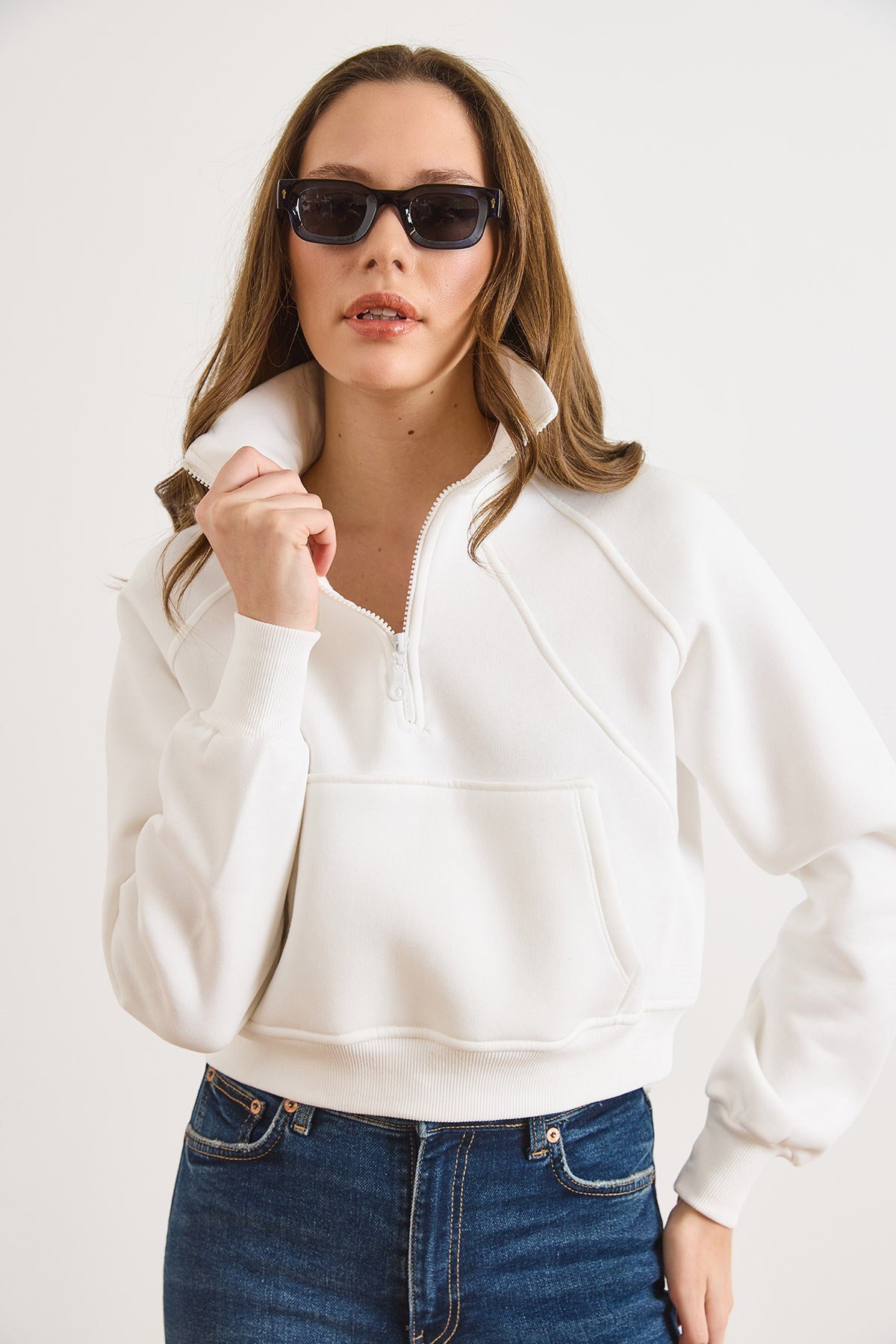 Dik Yaka Dikiş Detaylı Fermuarlı Şardonlu Crop Sweatshirt Beyaz