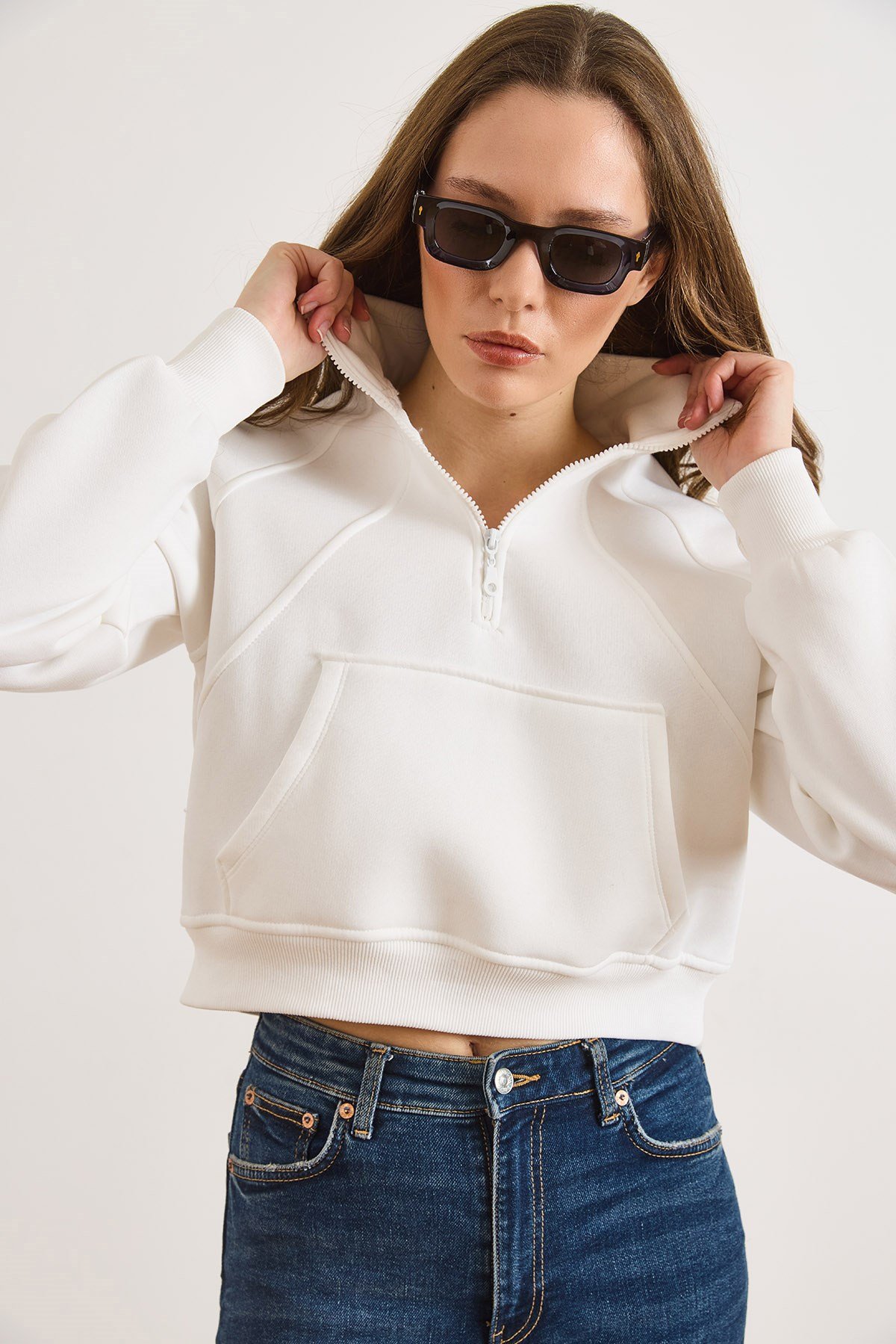 Dik Yaka Dikiş Detaylı Fermuarlı Şardonlu Crop Sweatshirt Beyaz