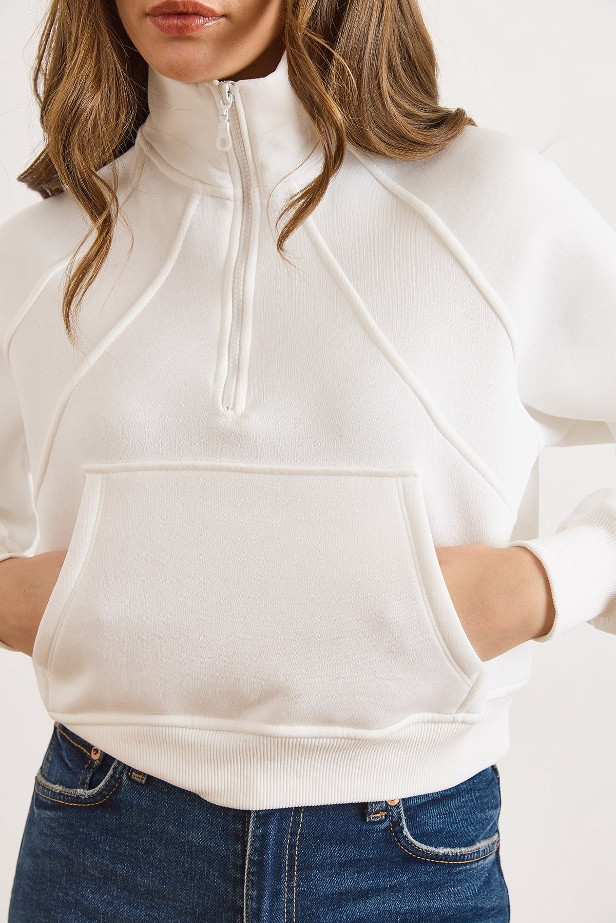 Dik Yaka Dikiş Detaylı Fermuarlı Şardonlu Crop Sweatshirt Beyaz