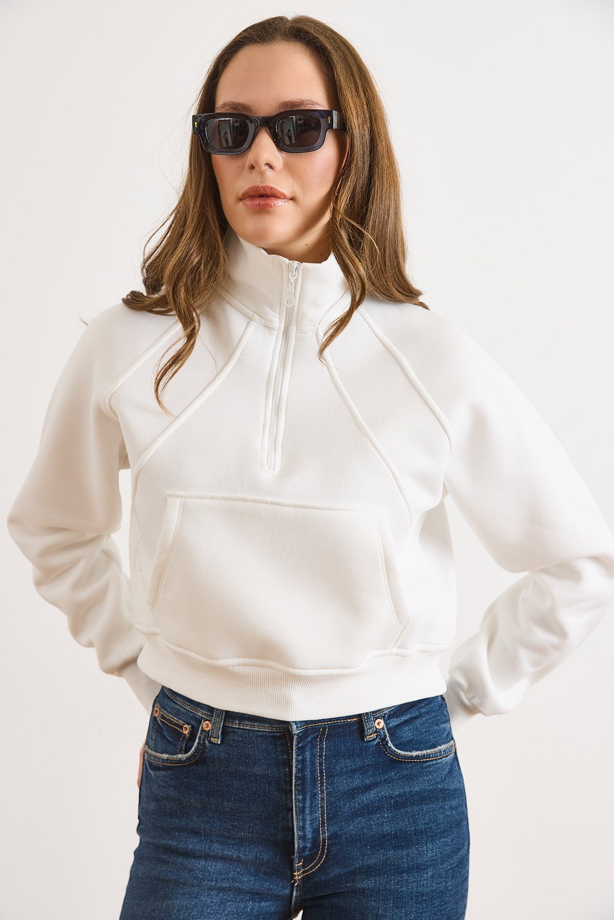 Dik Yaka Dikiş Detaylı Fermuarlı Şardonlu Crop Sweatshirt Beyaz