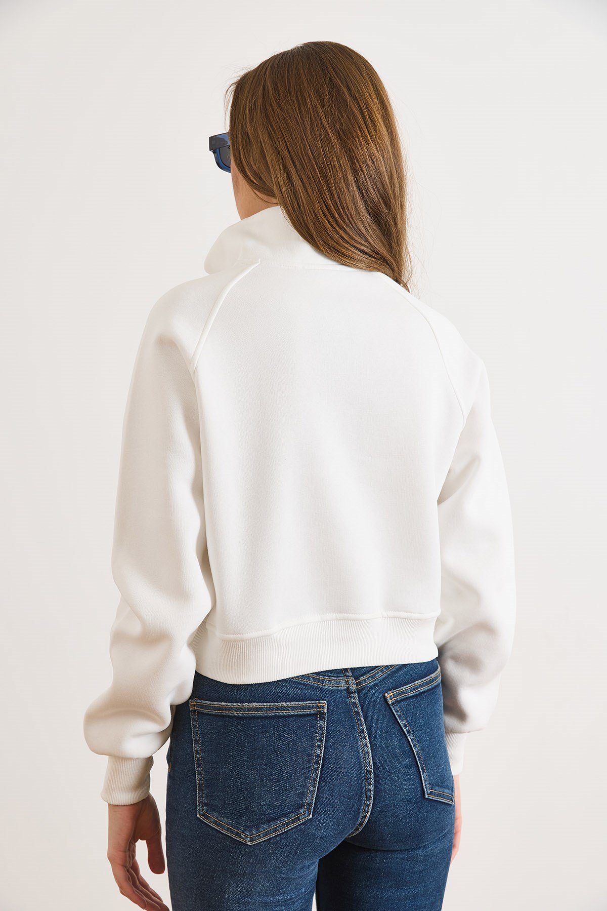 Dik Yaka Dikiş Detaylı Fermuarlı Şardonlu Crop Sweatshirt Beyaz