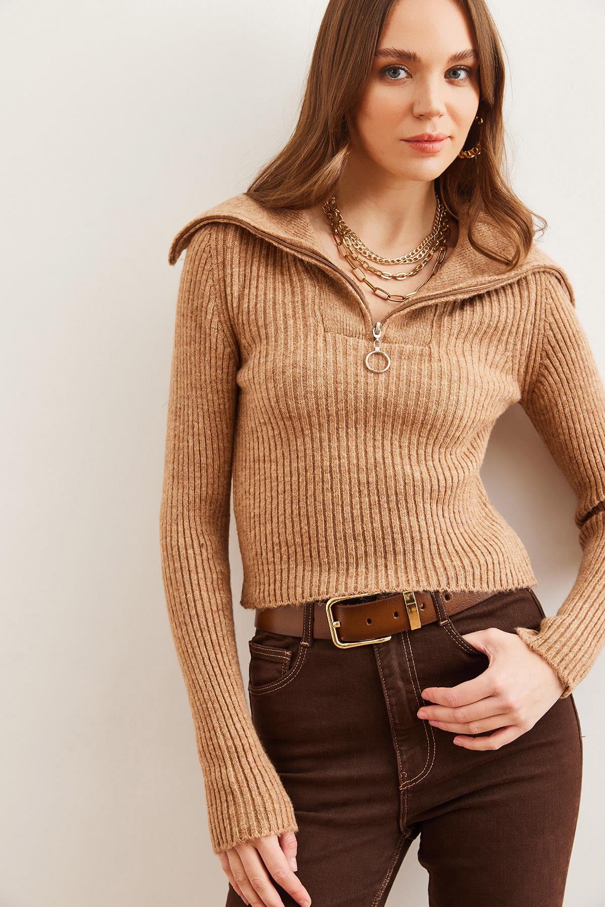 Dik Yaka Fermuarlı Crop Triko Kazak Camel